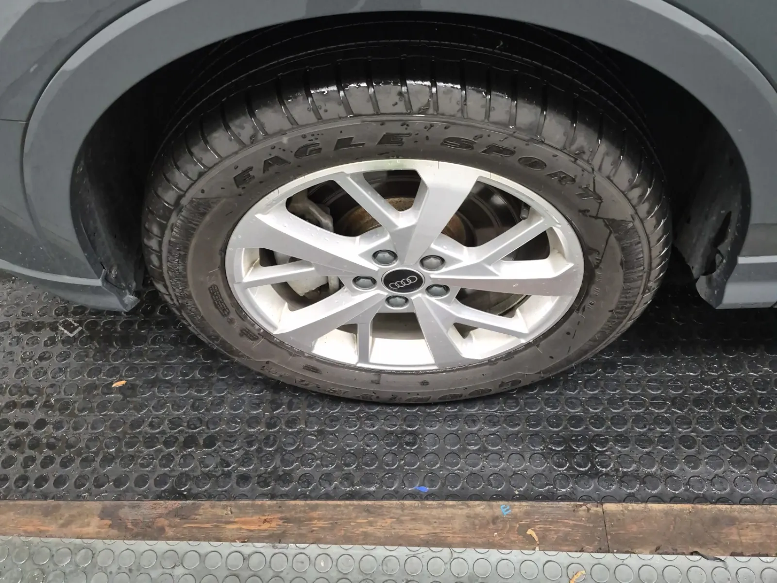 Front driver wheel/tire photo