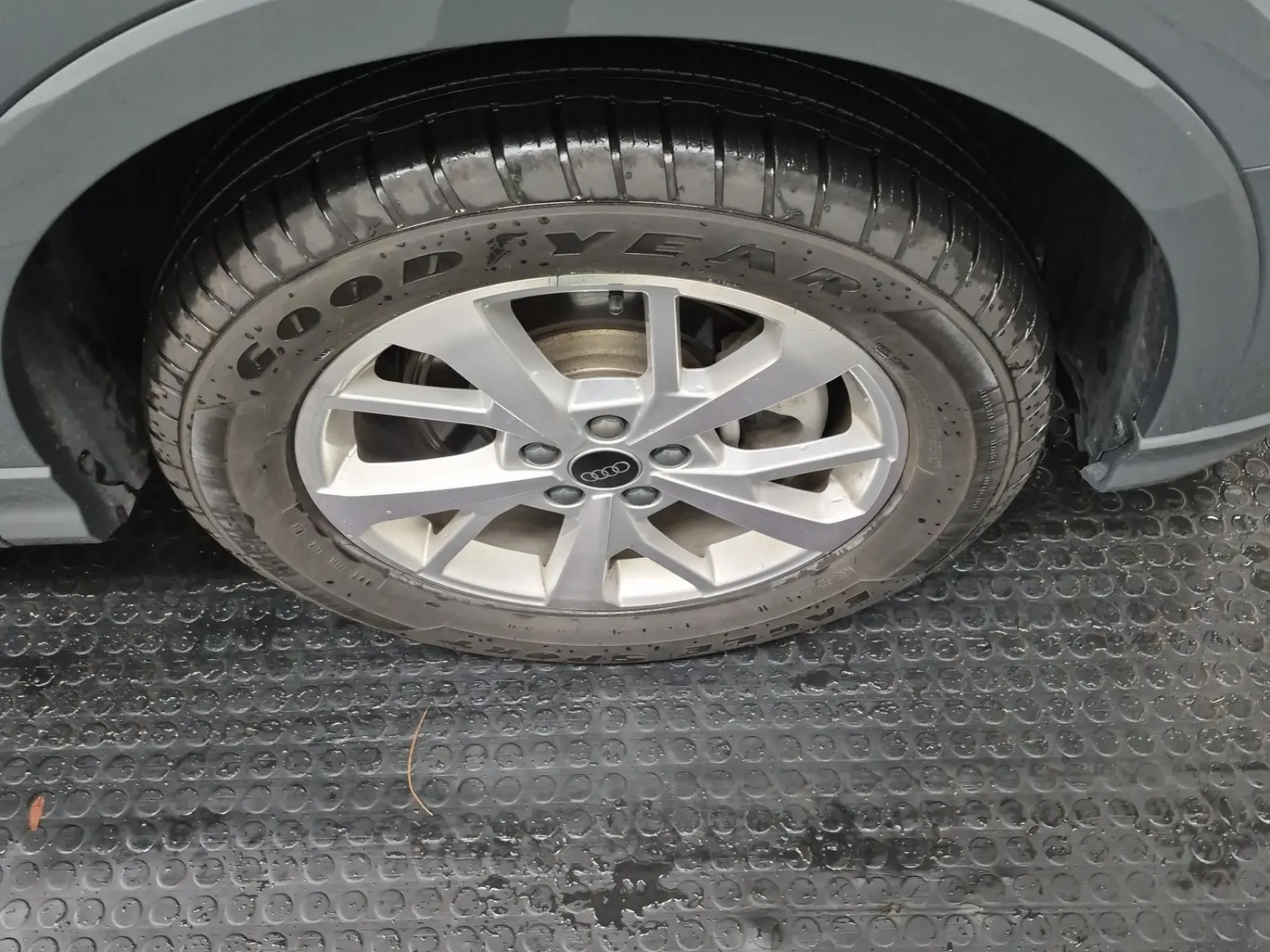 Right Front Wheel/Tire Photo