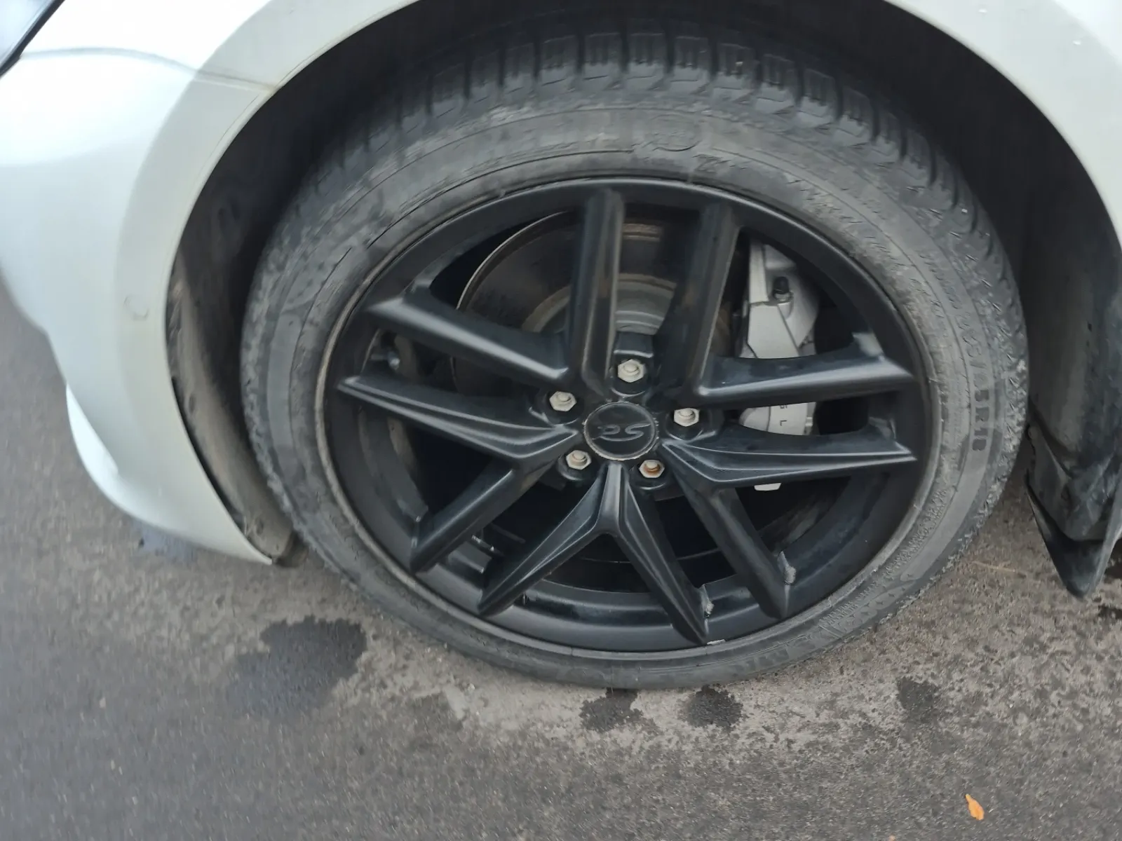 Front driver wheel/tire photo