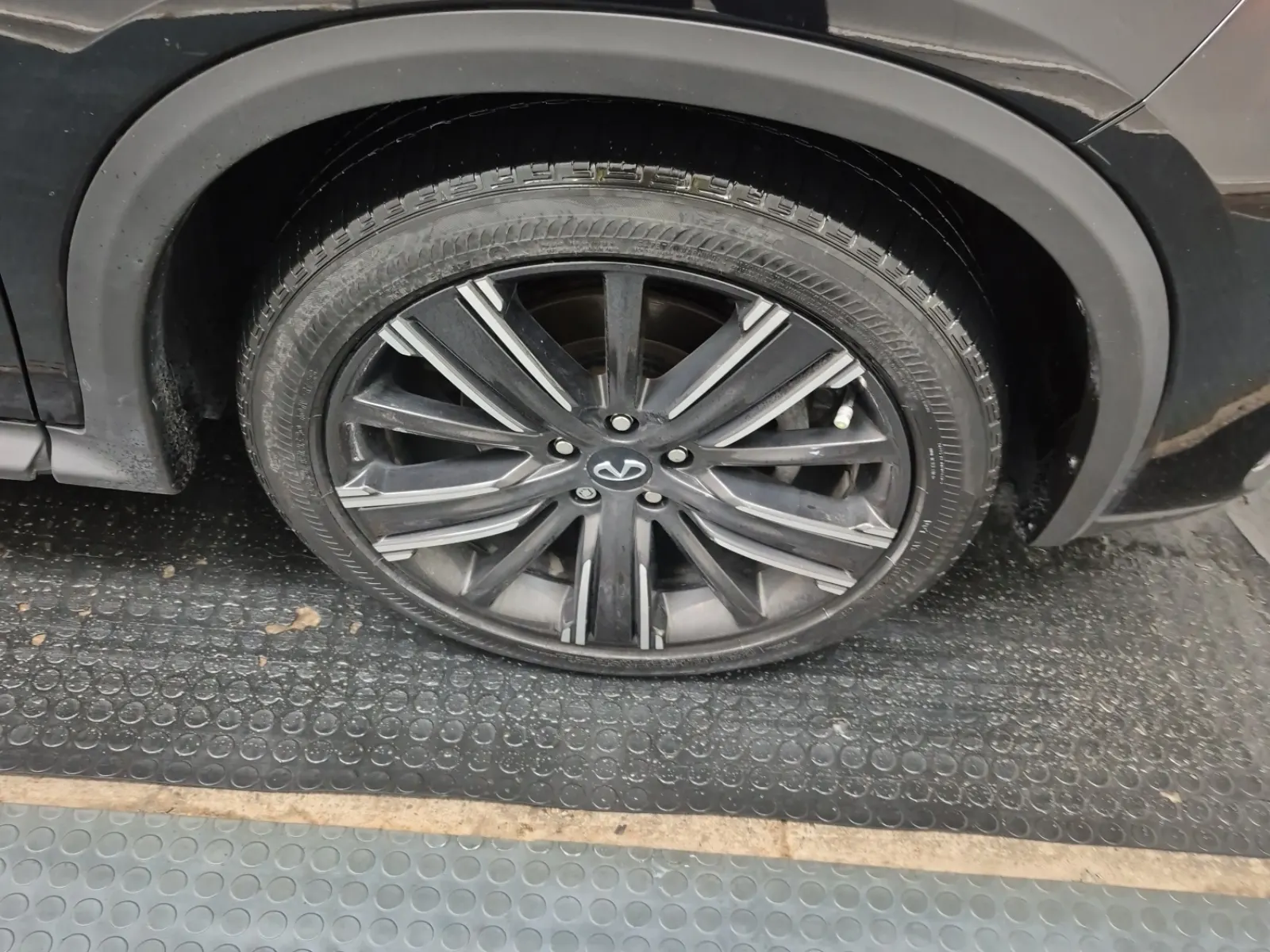 Right Front Wheel/Tire Photo