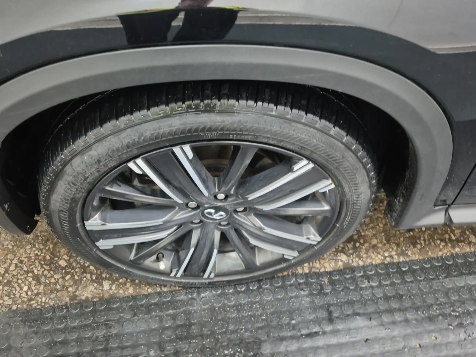 Front driver wheel/tire photo