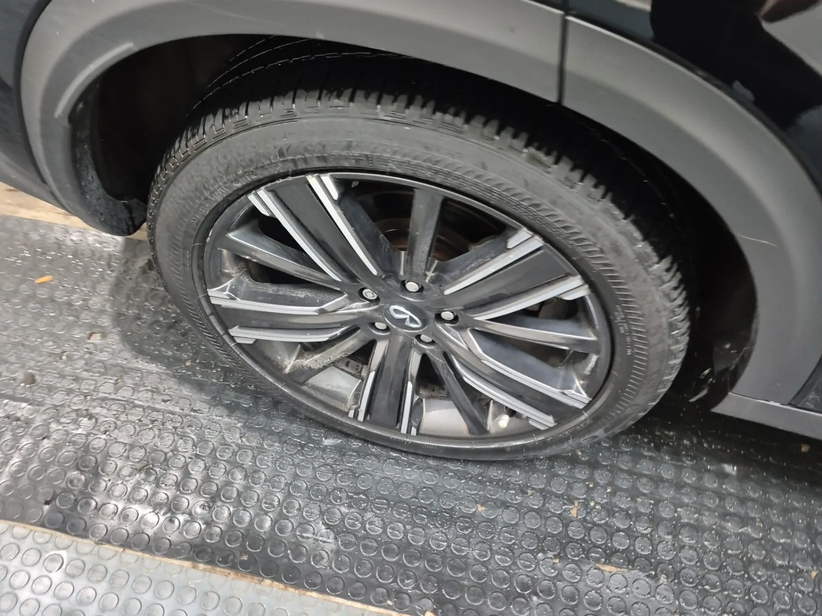 Right Rear Wheel/Tire Photo
