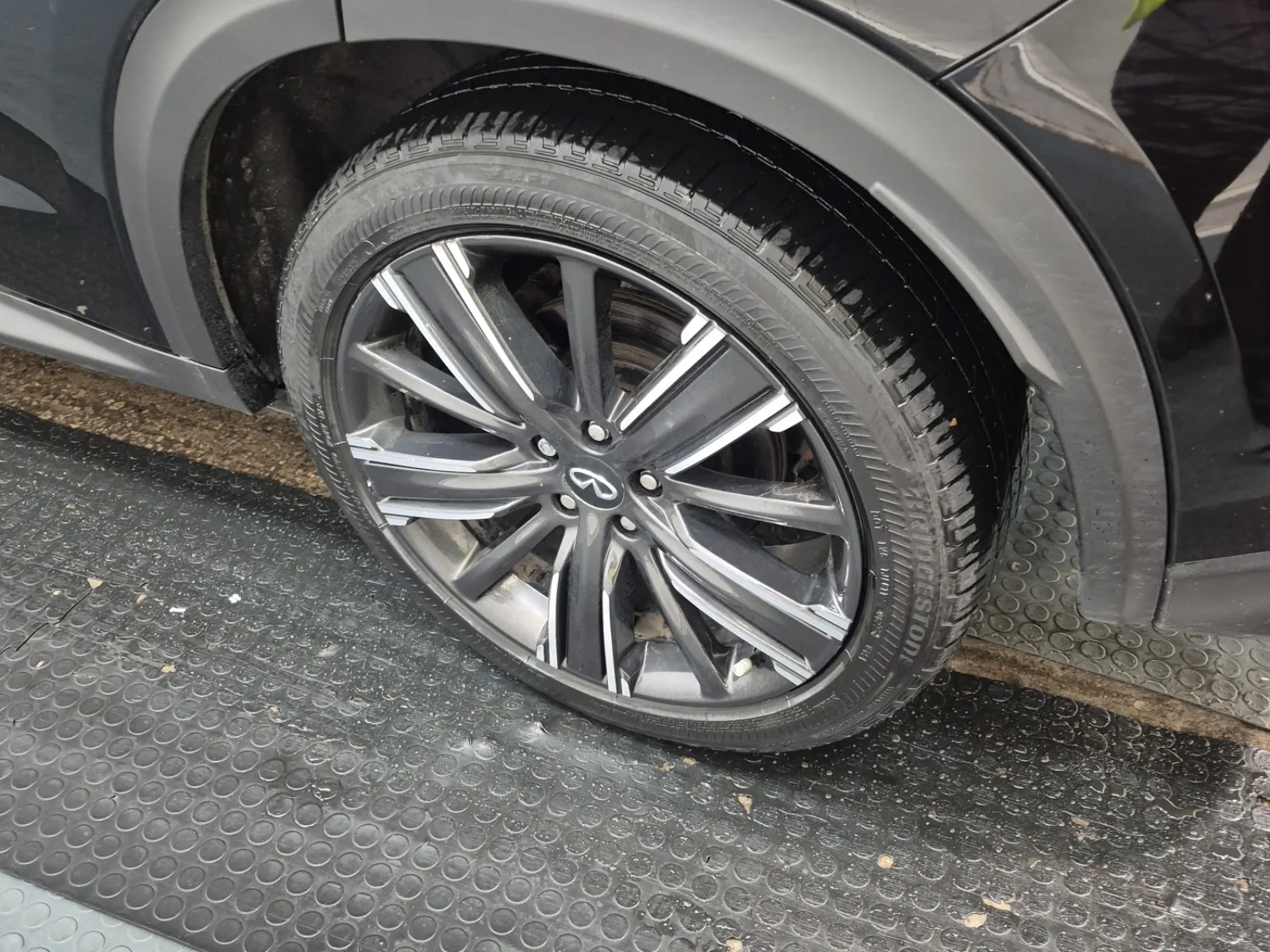 Left Rear Wheel/Tire Photo