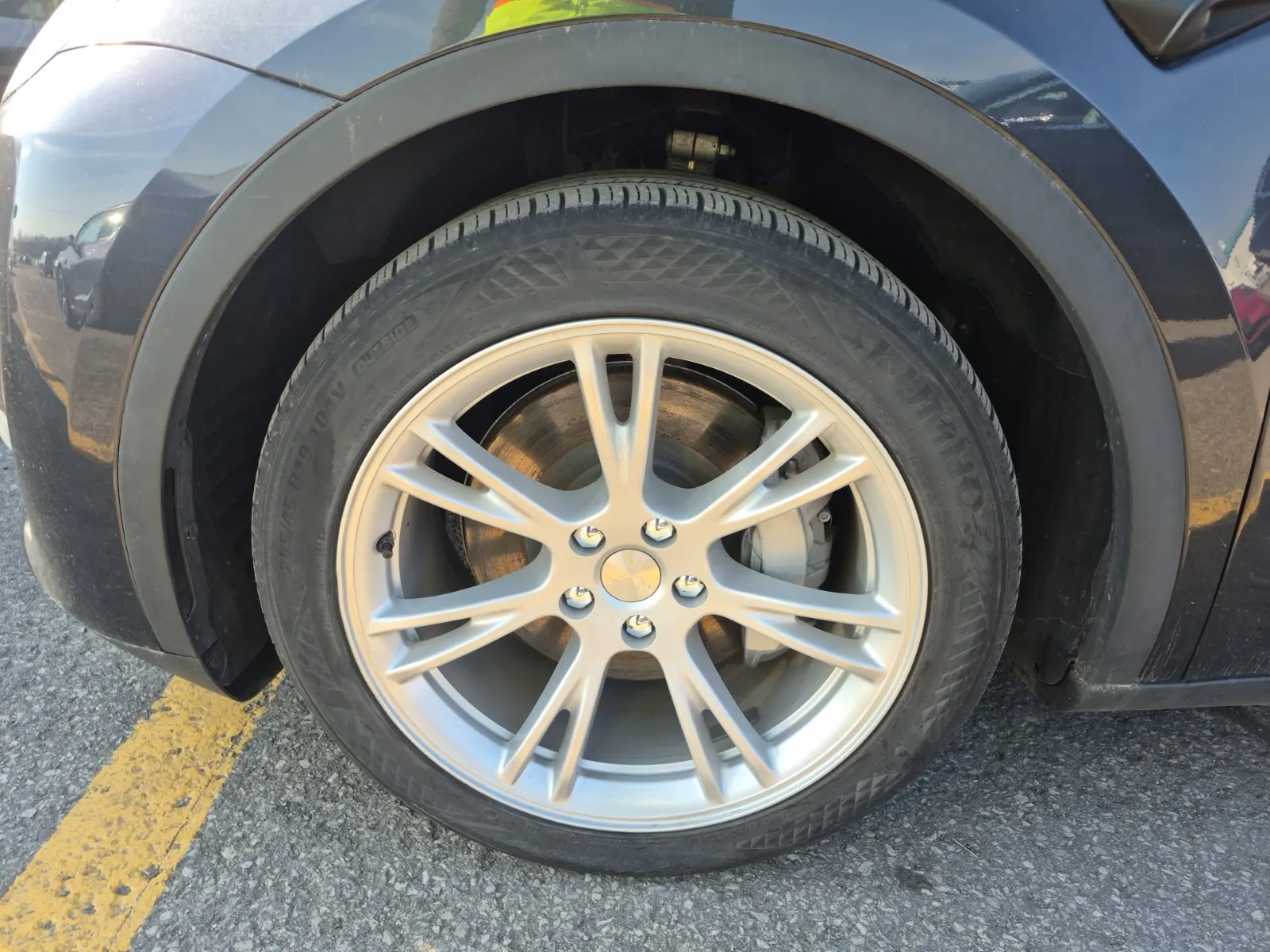 Front driver wheel/tire photo