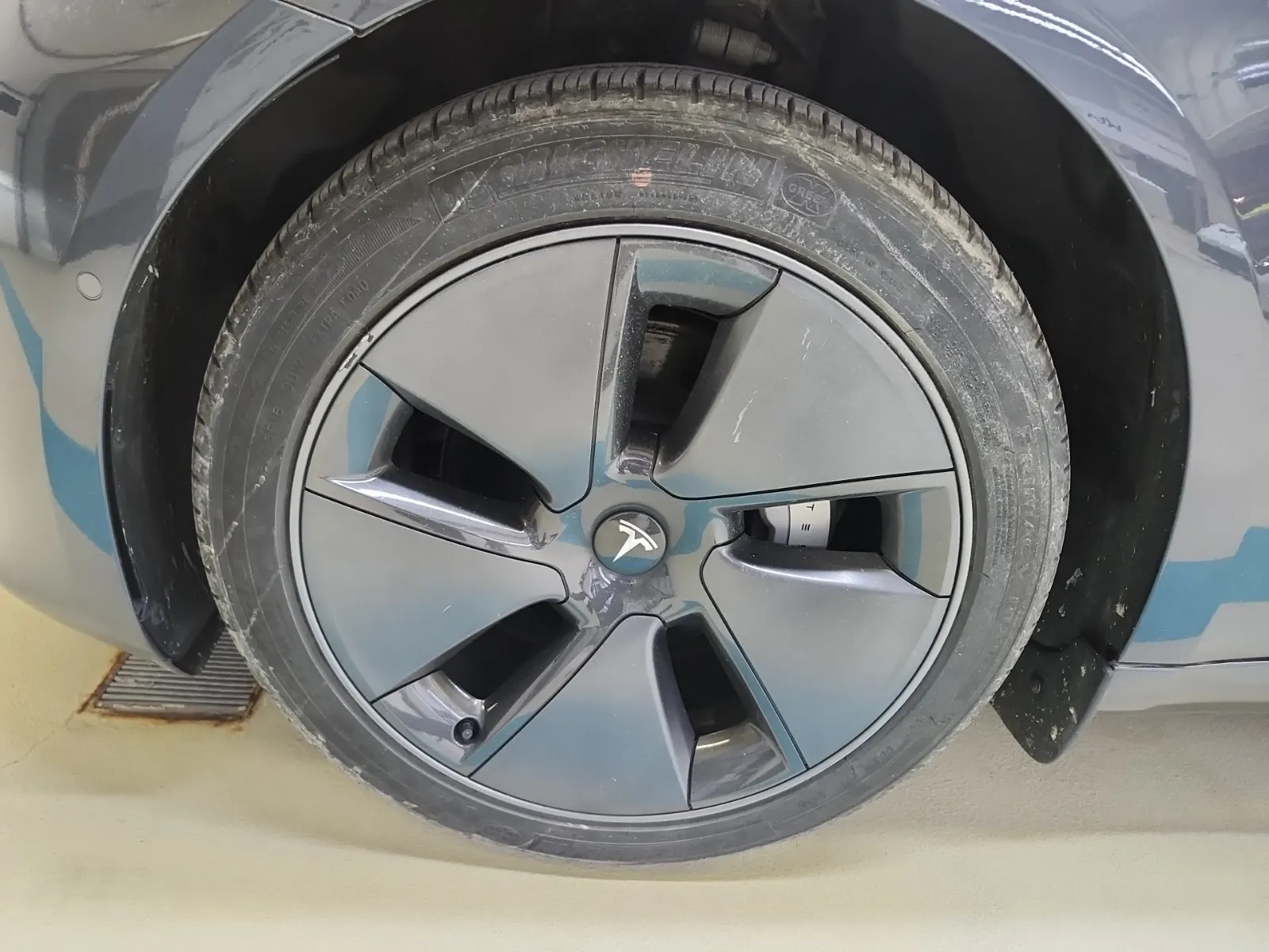 Front driver wheel/tire photo