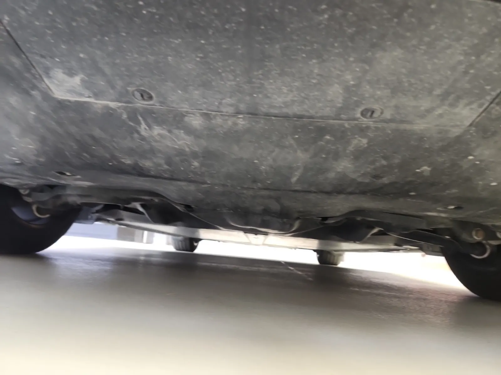 Undercarriage - Rear Photo