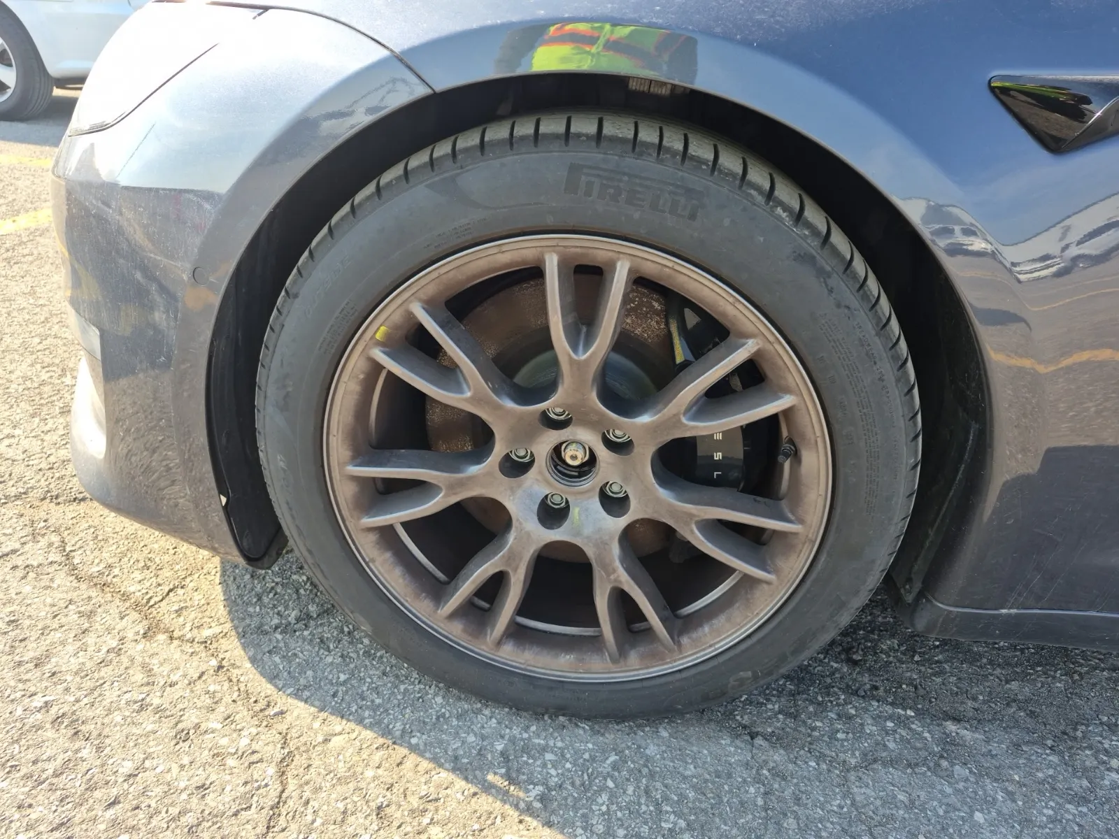 Front driver wheel/tire photo