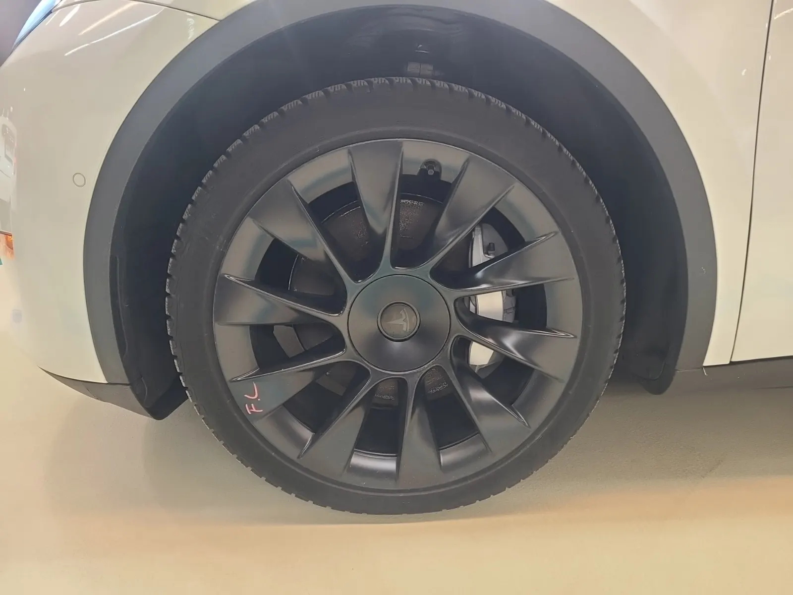 Front driver wheel/tire photo