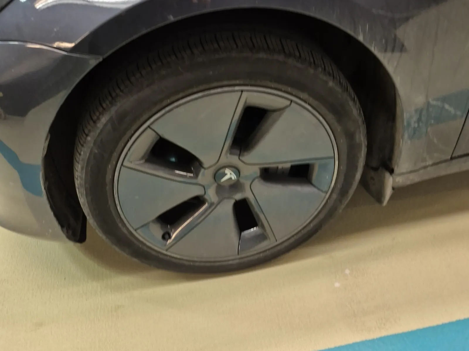 Front driver wheel/tire photo
