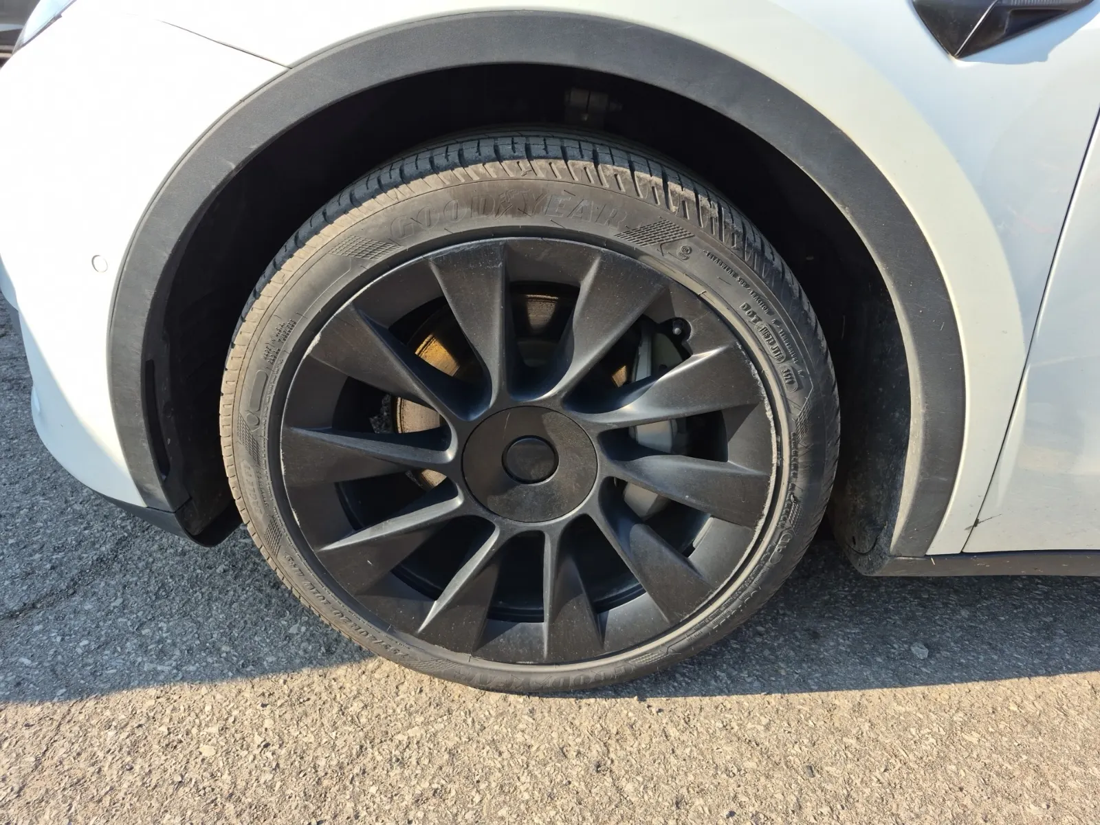 Front driver wheel/tire photo
