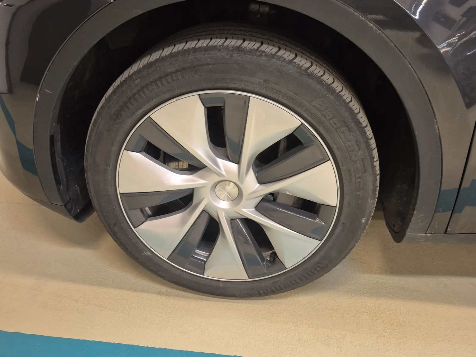 Front driver wheel/tire photo