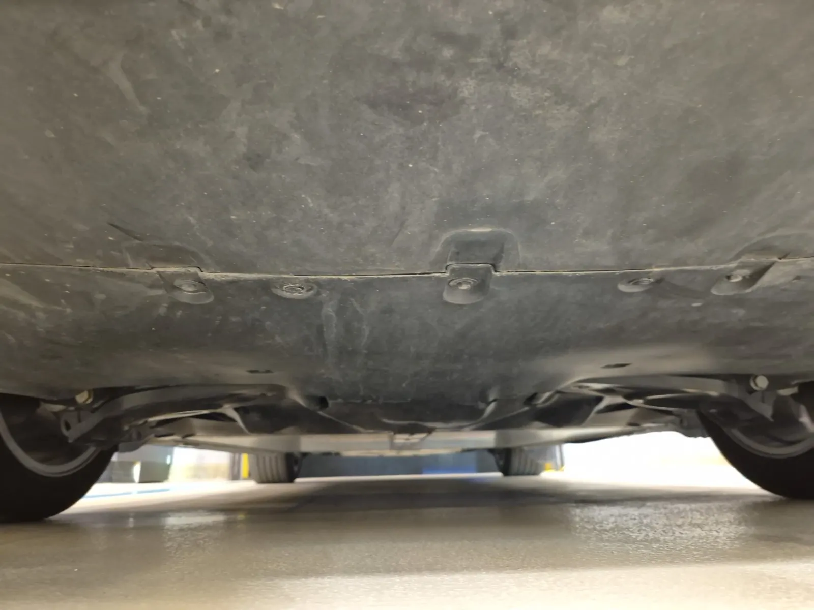 Undercarriage - Rear Photo