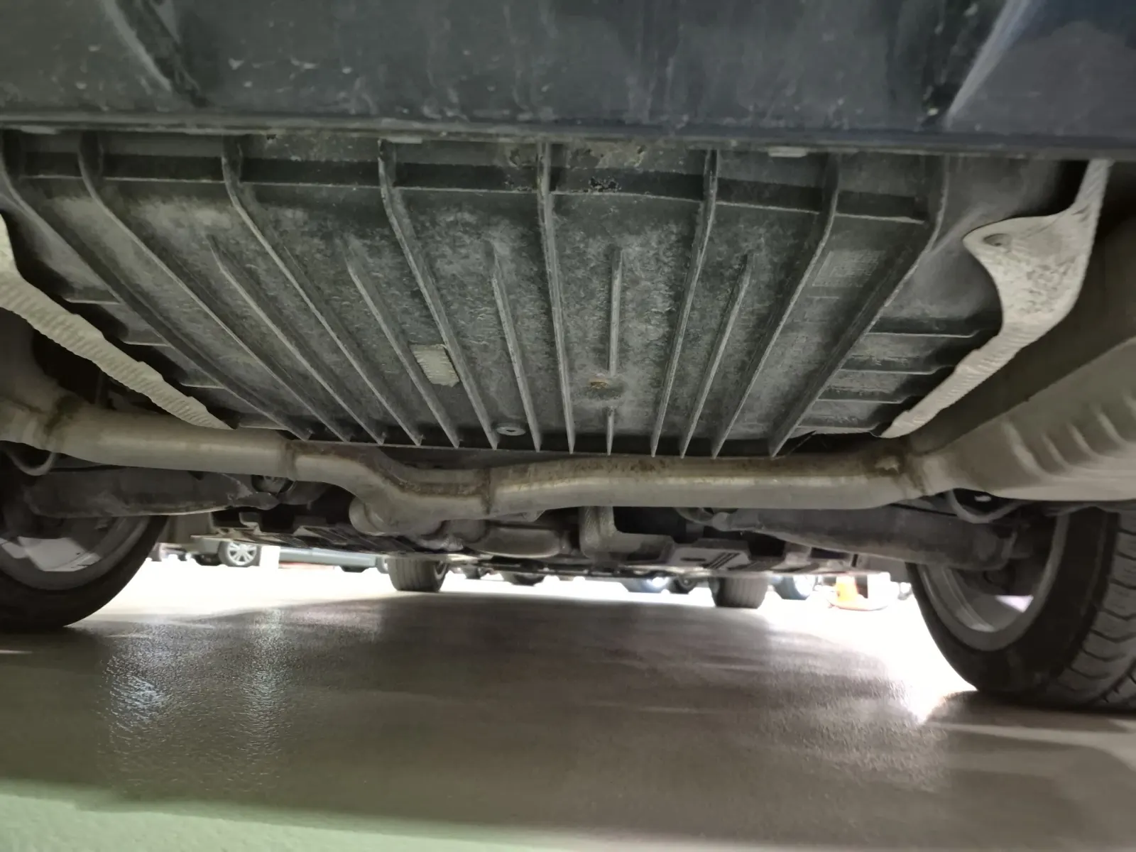 Undercarriage - Rear Photo