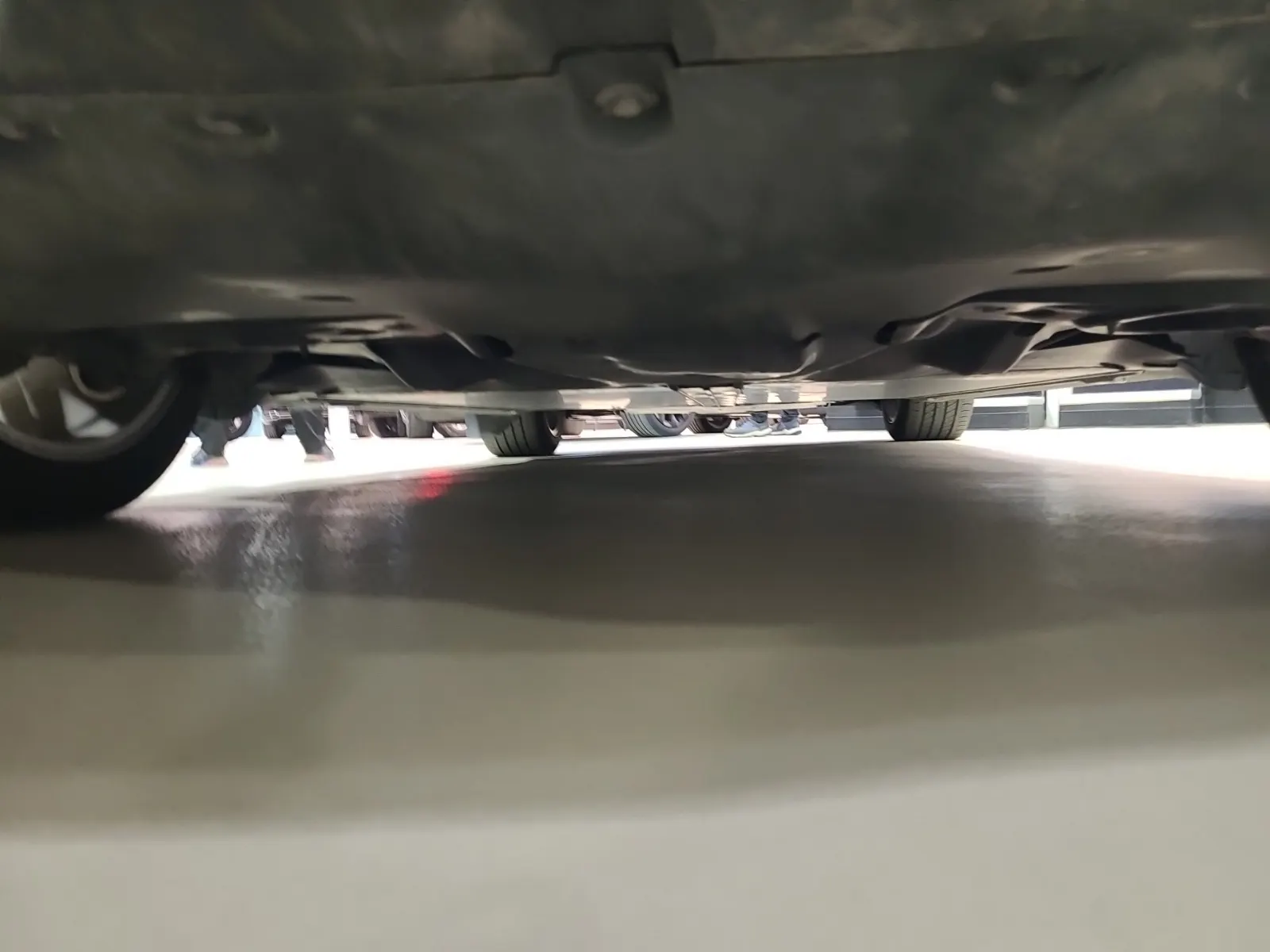 Undercarriage - Rear Photo