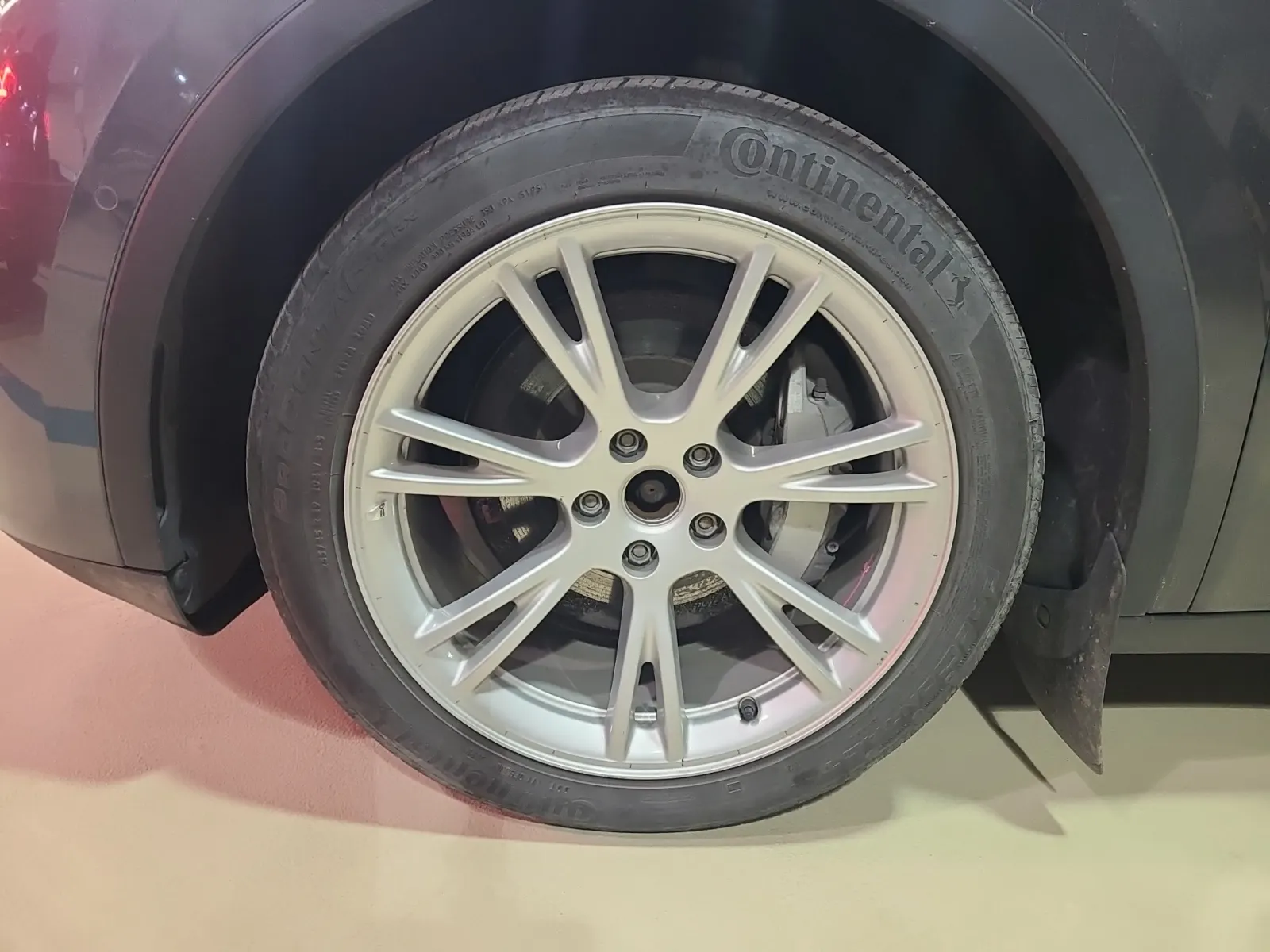 Front driver wheel/tire photo