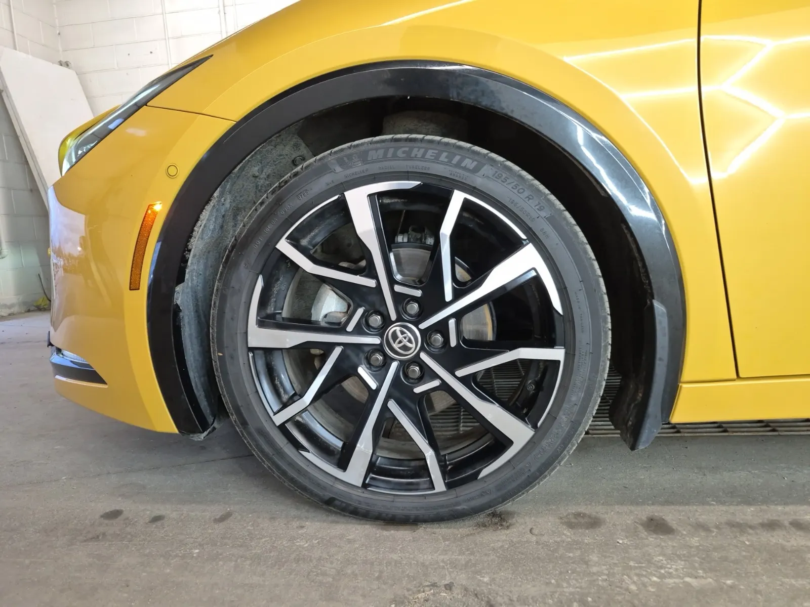 Front driver wheel/tire photo