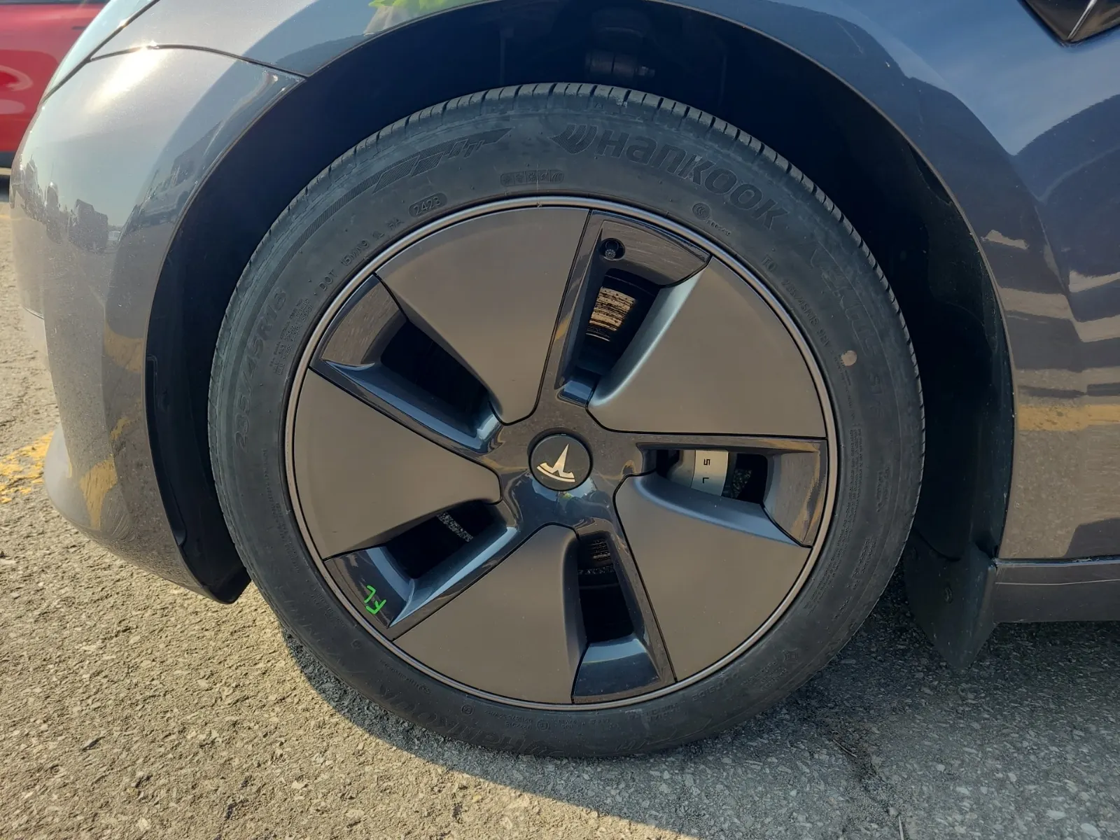 Front driver wheel/tire photo