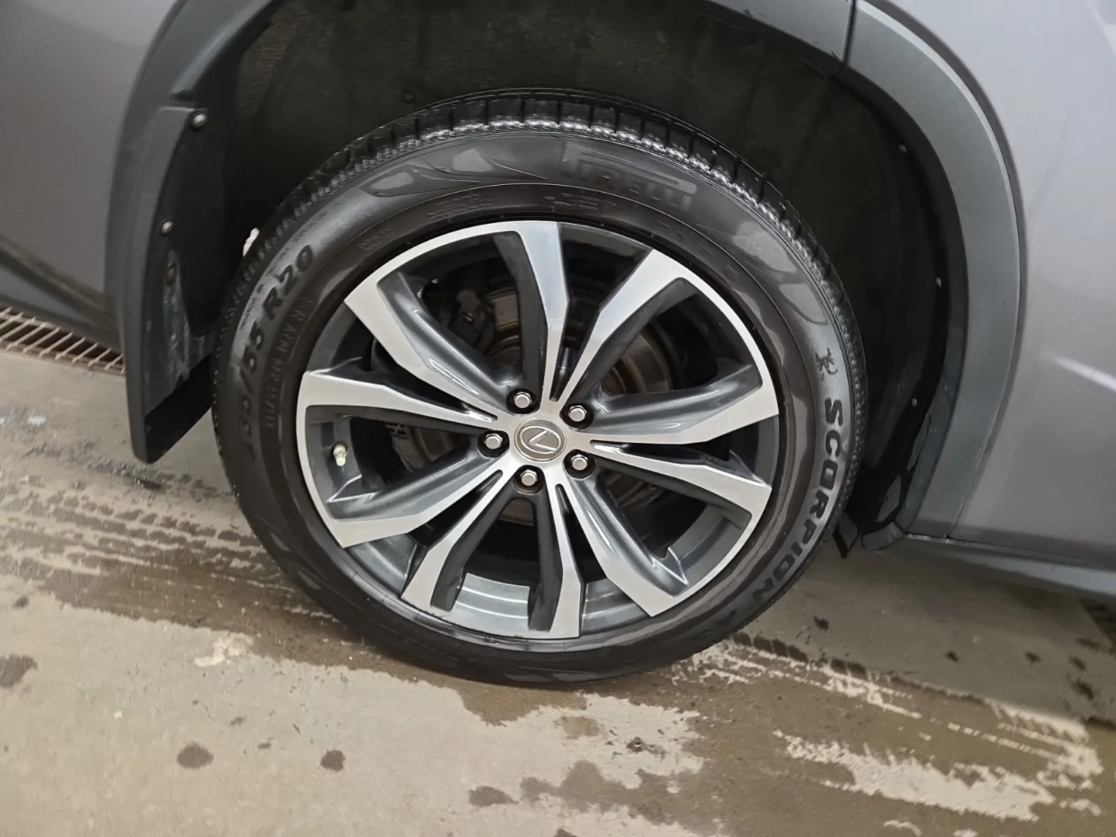 Right Rear Wheel/Tire Photo