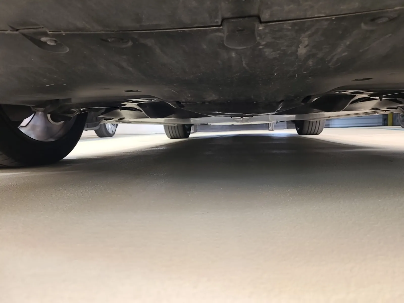 Undercarriage - Rear Photo