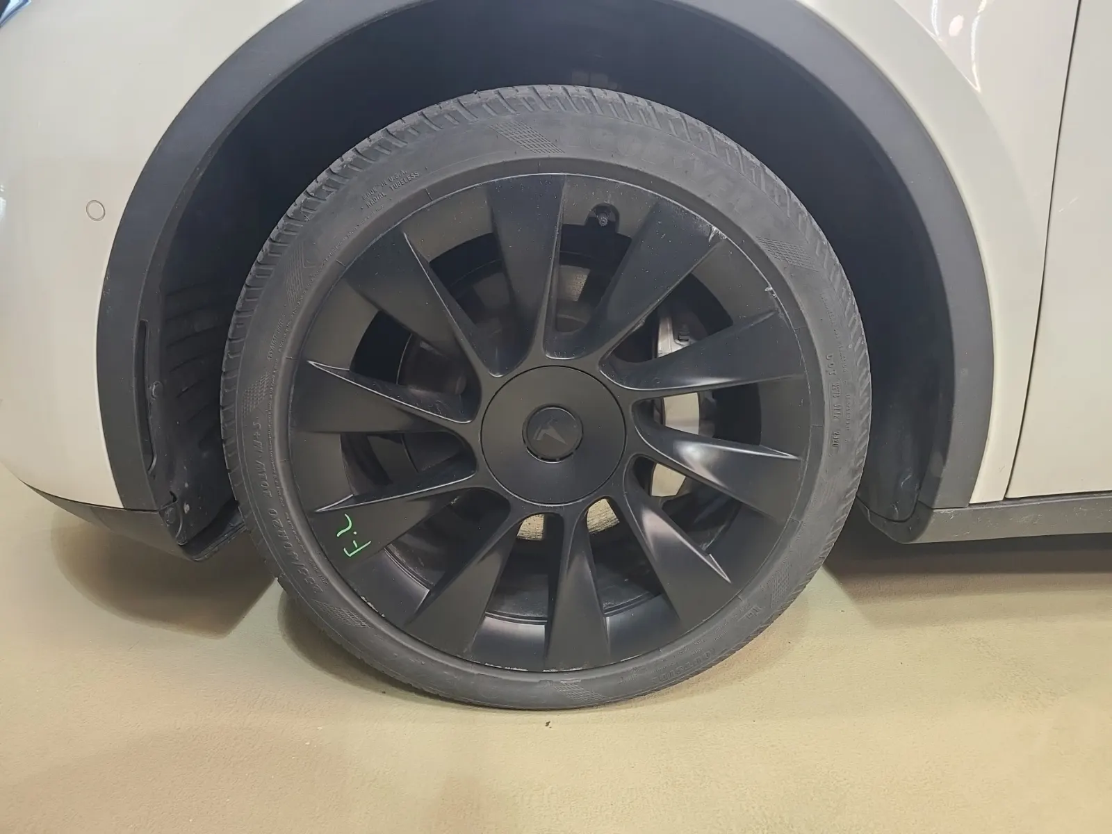 Front driver wheel/tire photo