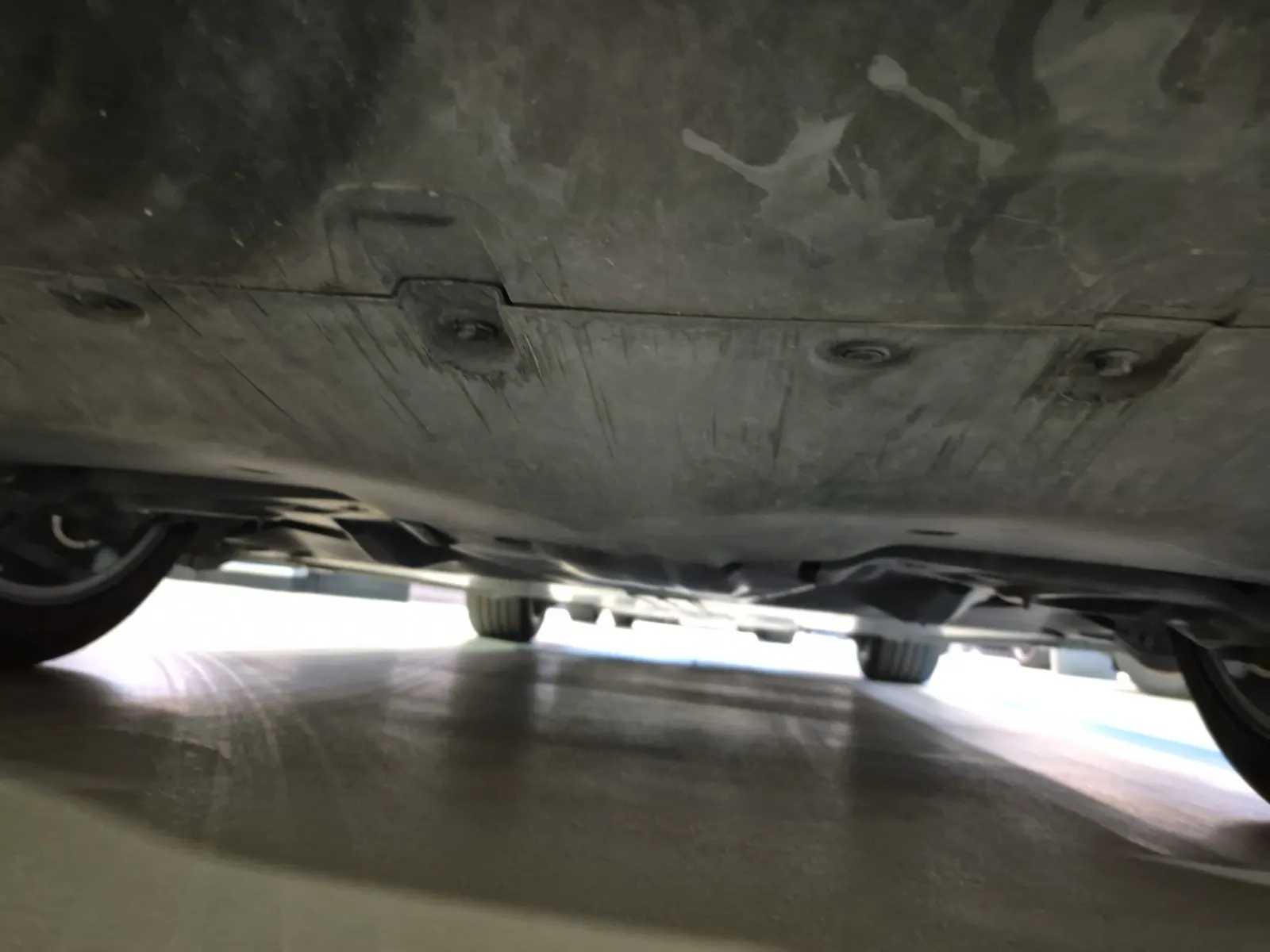 Undercarriage - Rear Photo