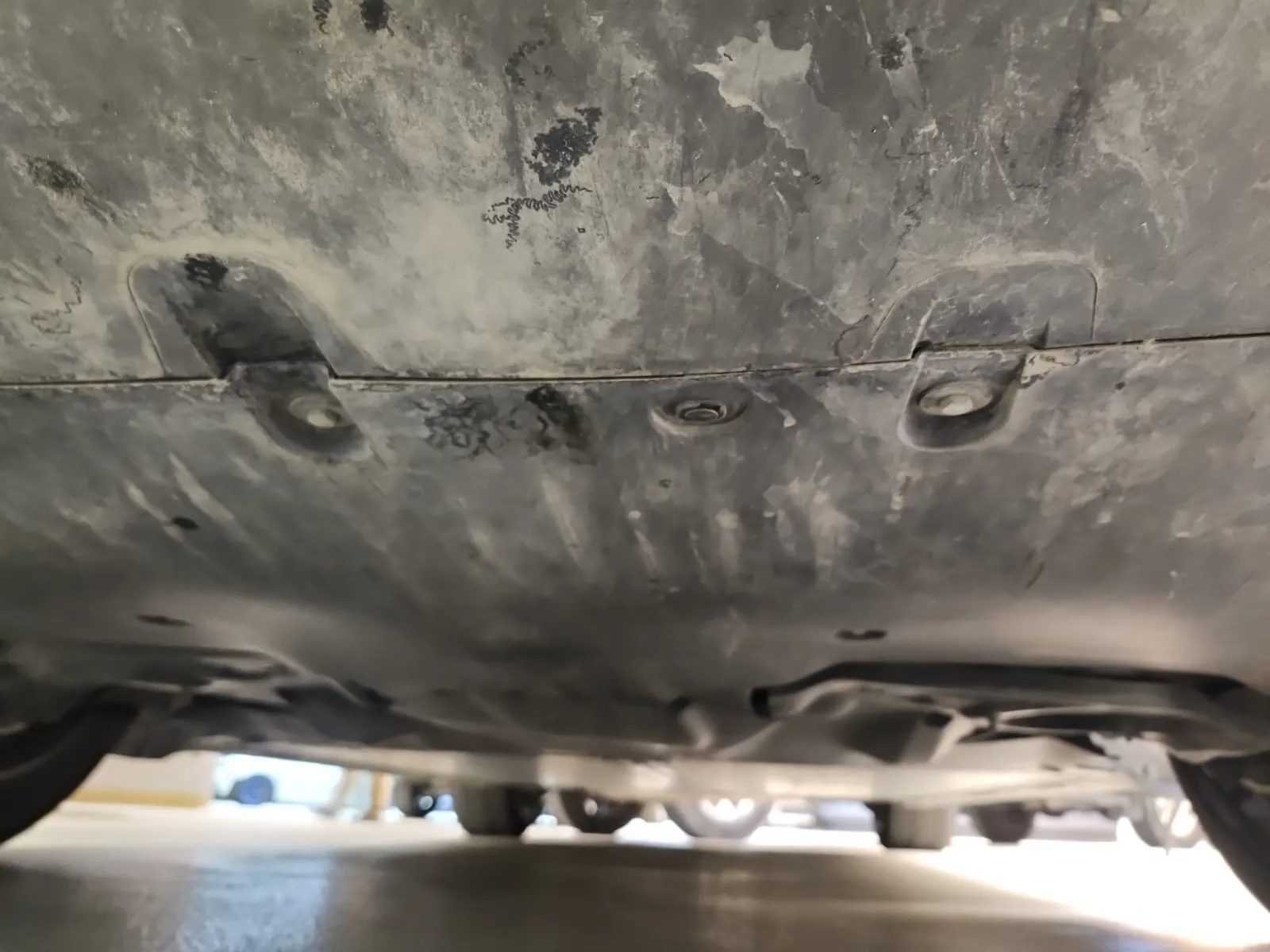 Undercarriage - Rear Photo