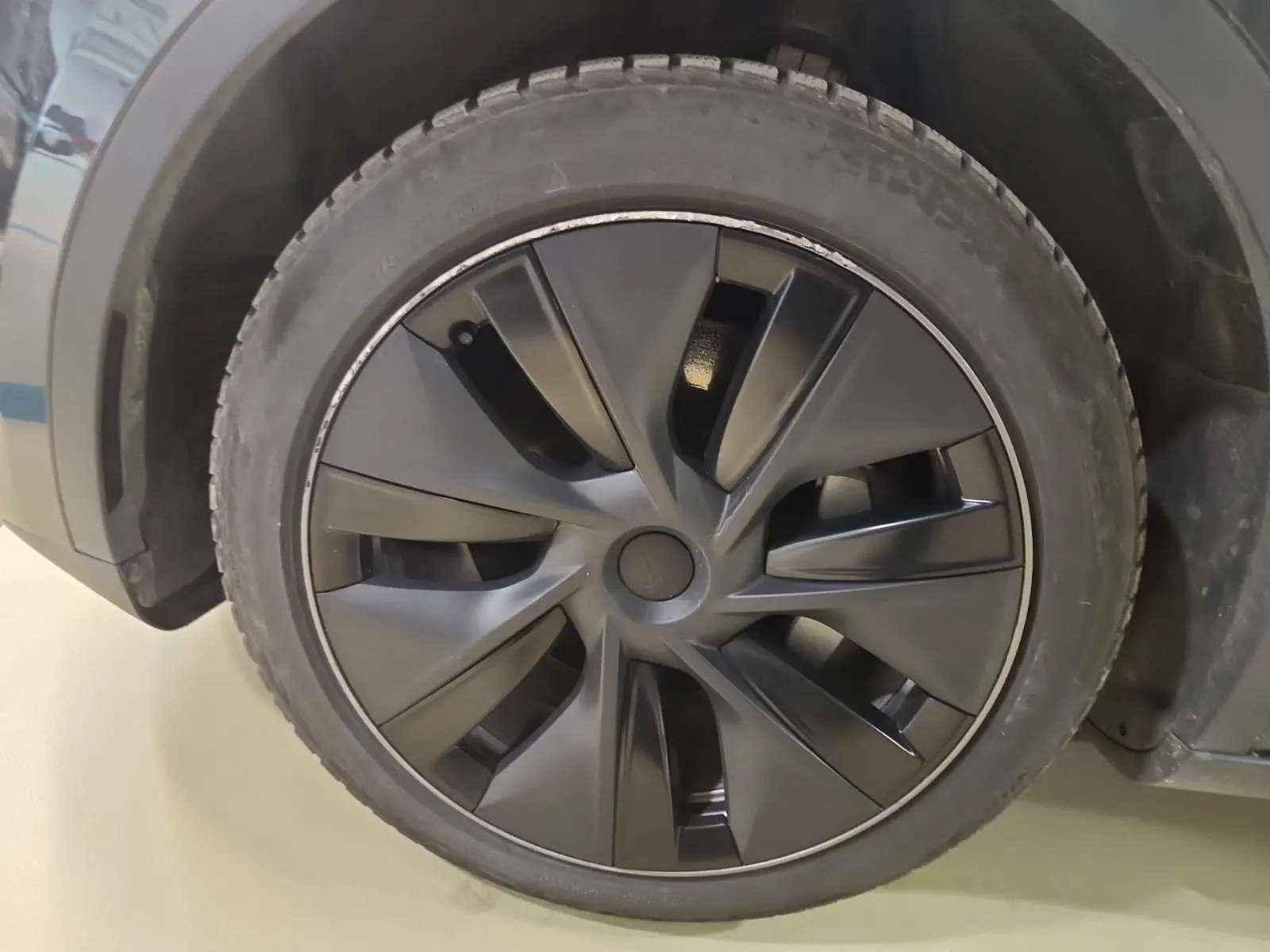 Front driver wheel/tire photo