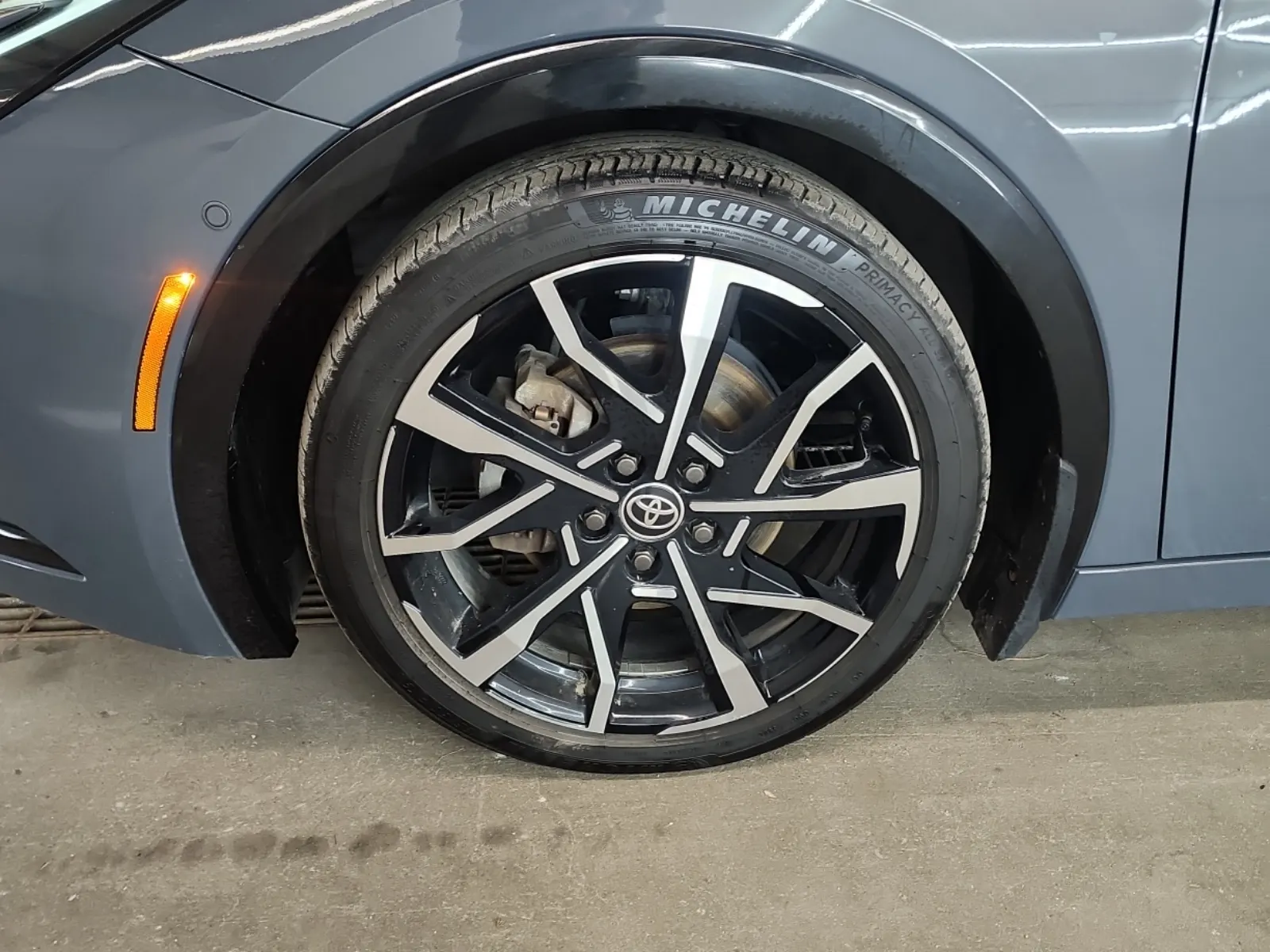 Front driver wheel/tire photo