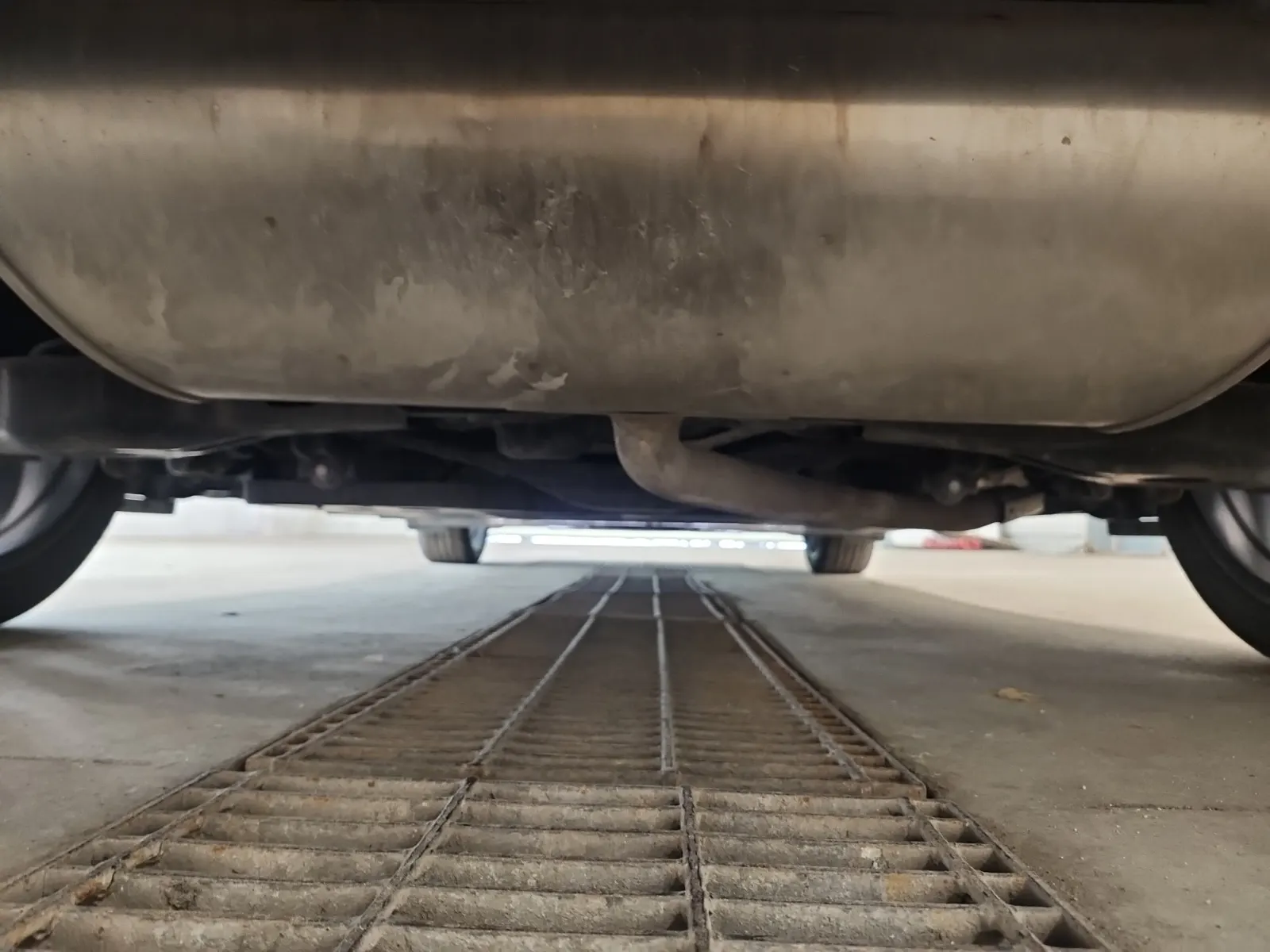 Undercarriage - Rear Photo