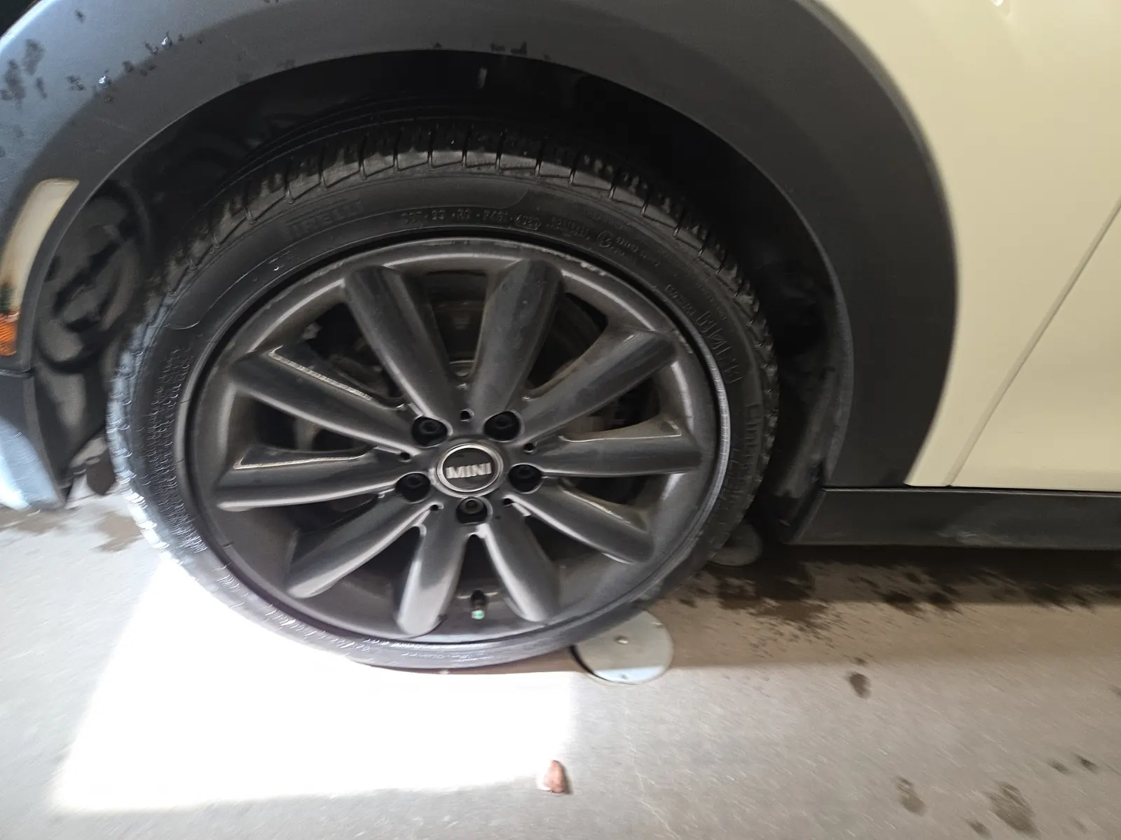 Front driver wheel/tire photo