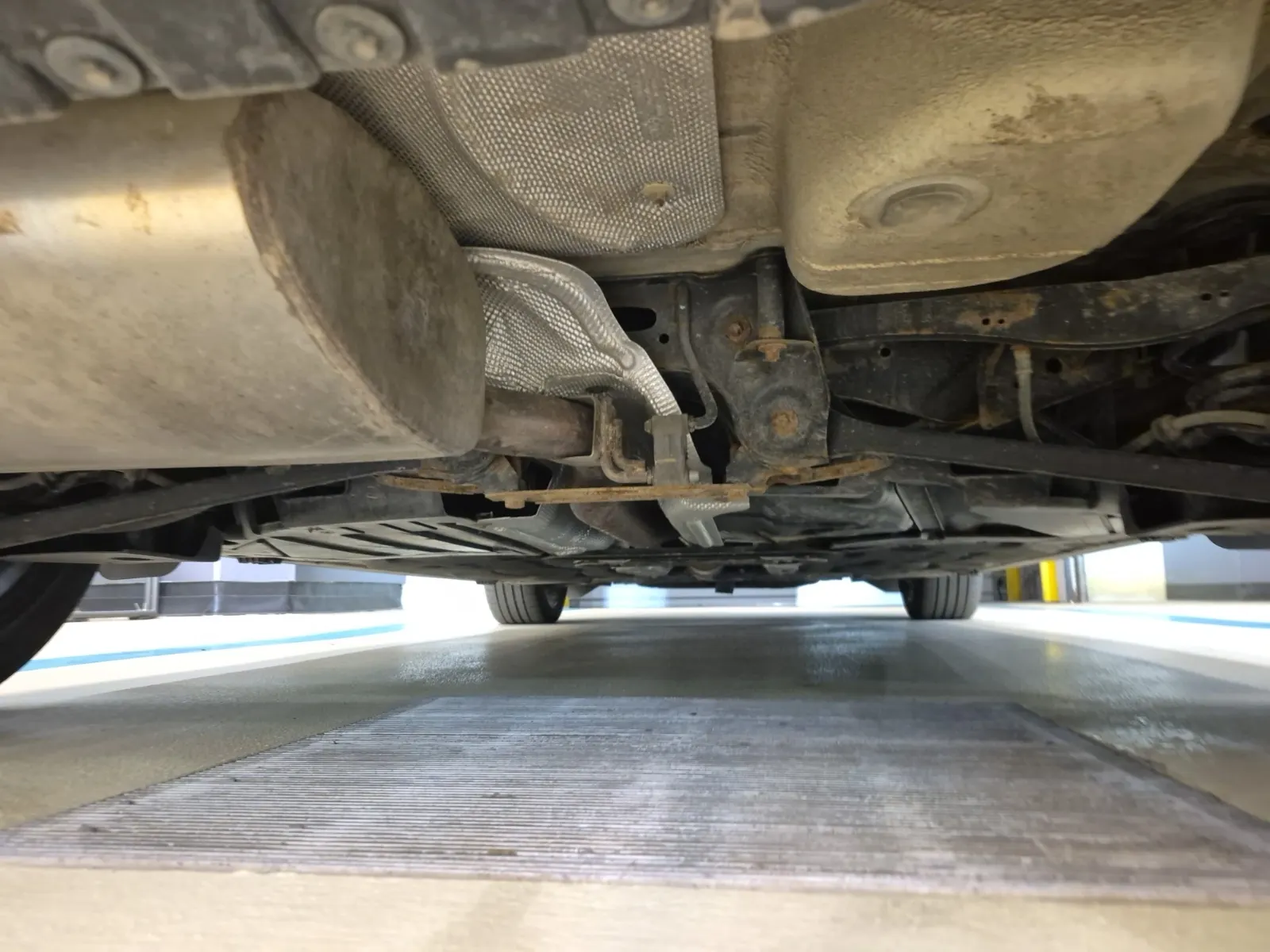 Undercarriage - Rear Photo