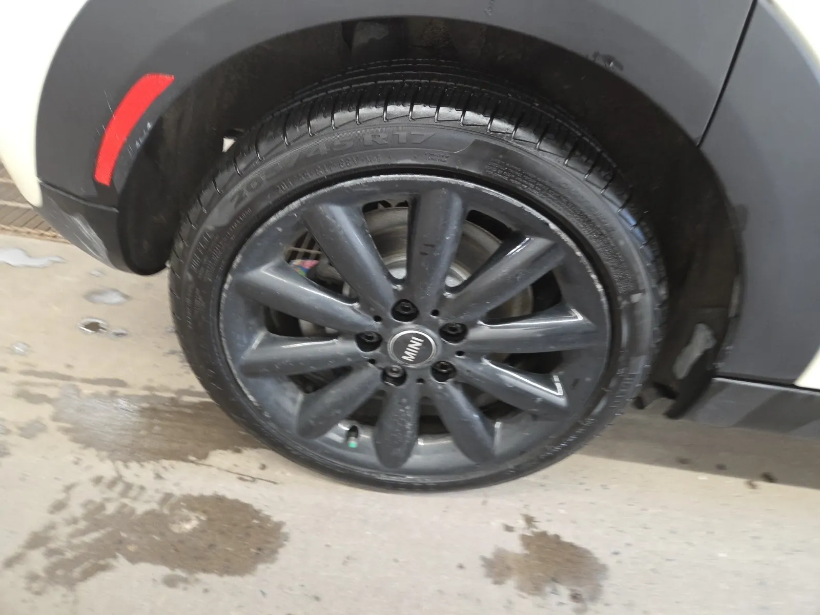 Right Rear Wheel/Tire Photo