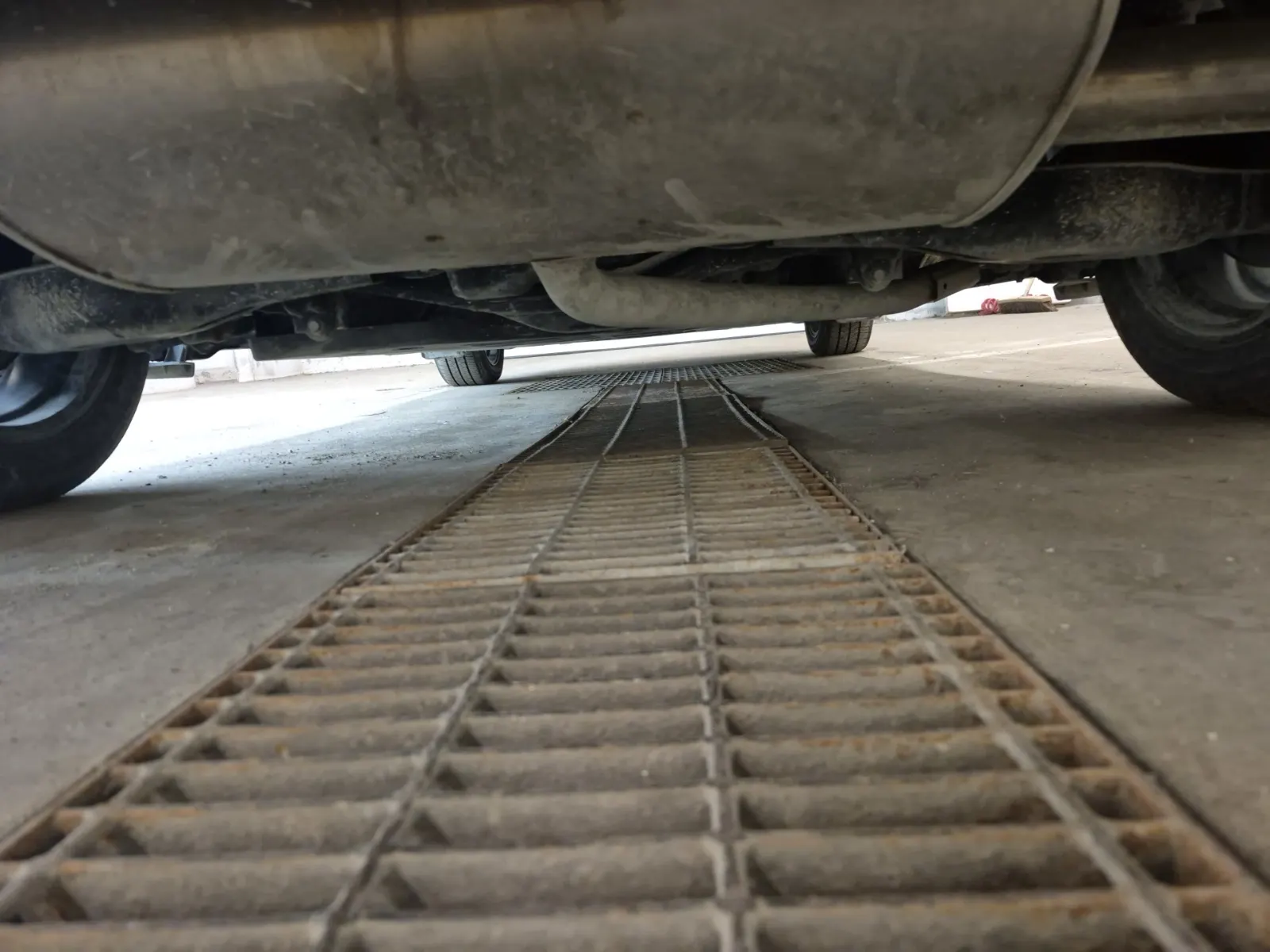 Undercarriage - Rear Photo