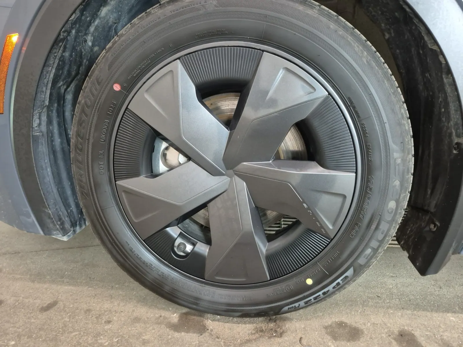 Front driver wheel/tire photo