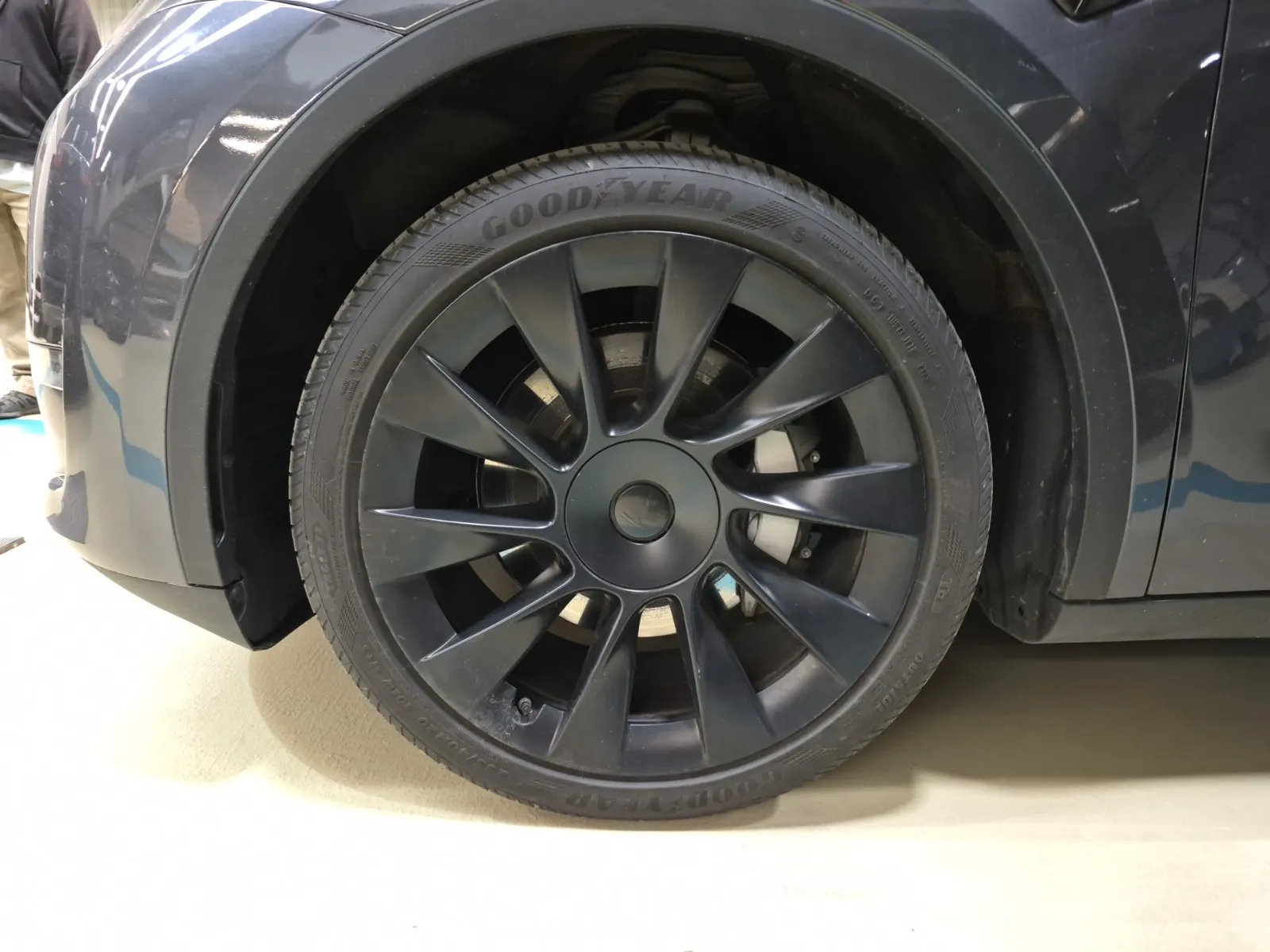 Front driver wheel/tire photo