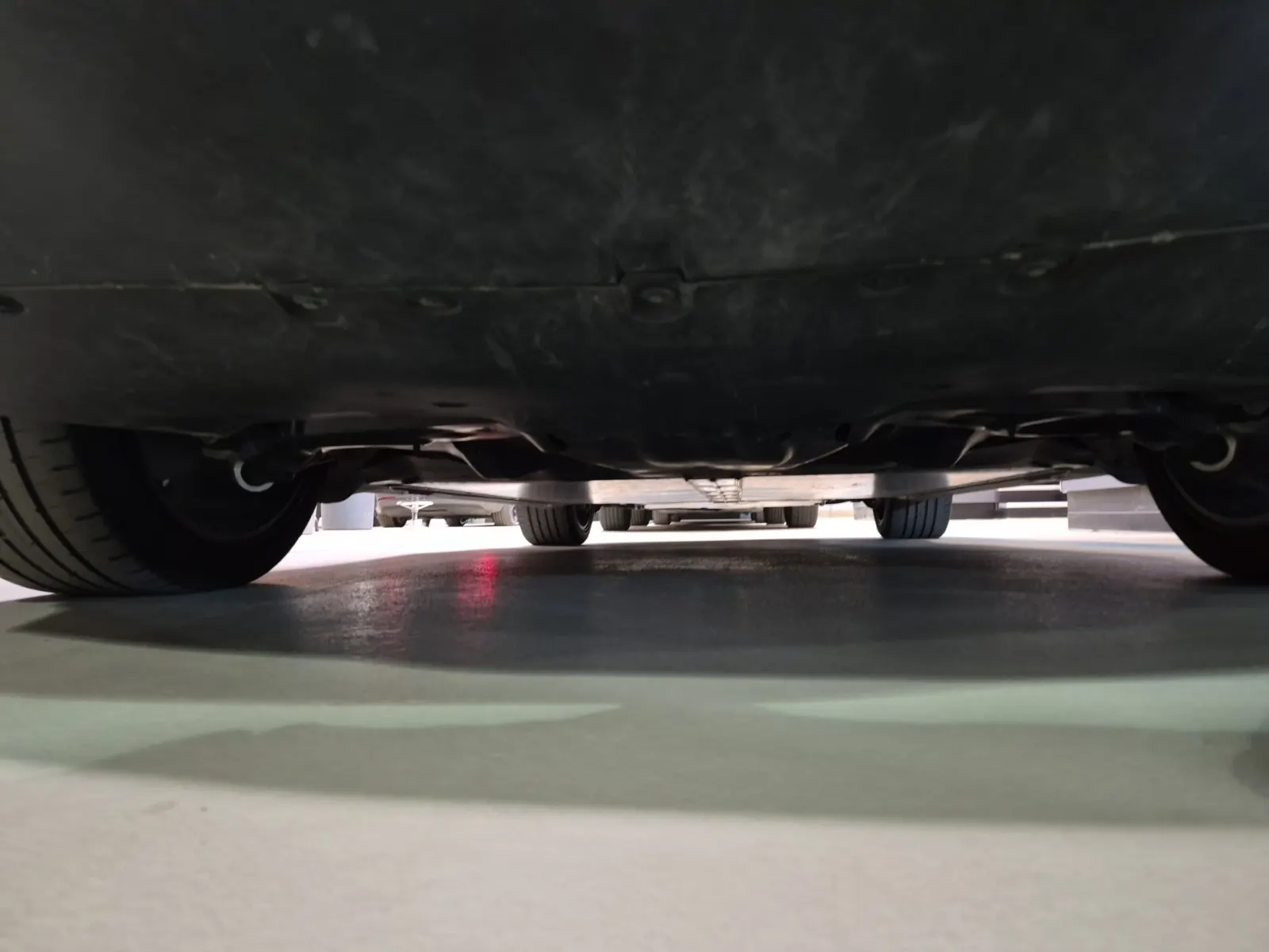 Undercarriage - Rear Photo