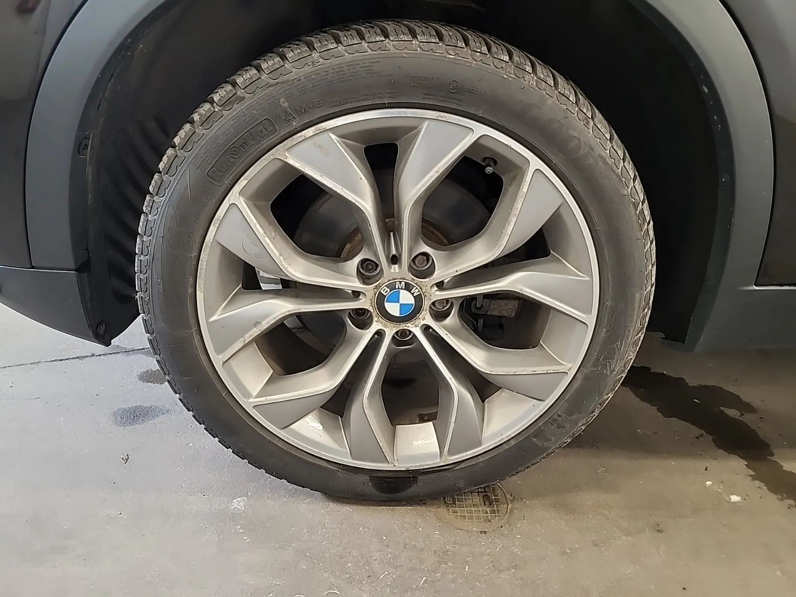 Front driver wheel/tire photo