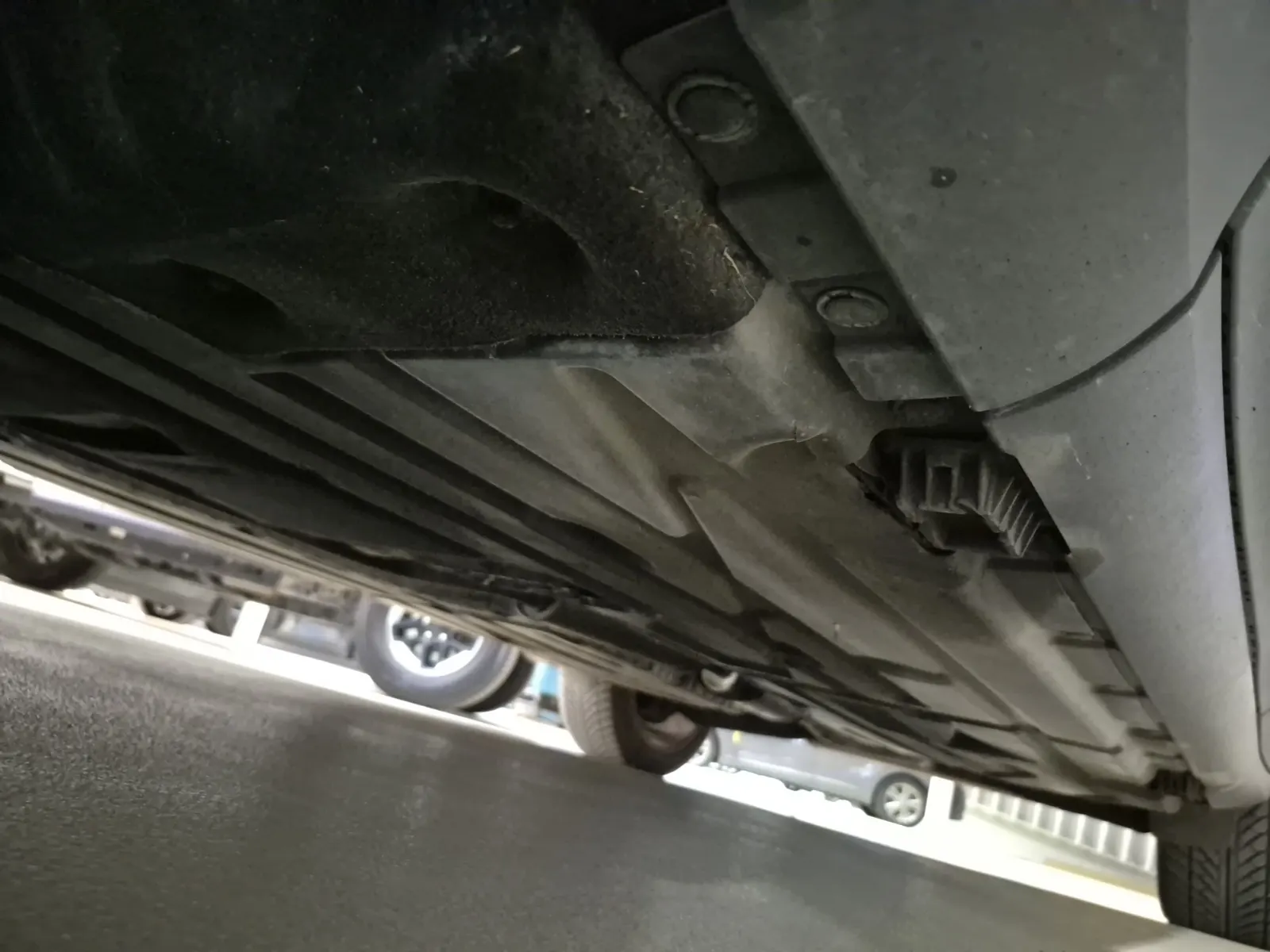 Undercarriage - Driver Photo