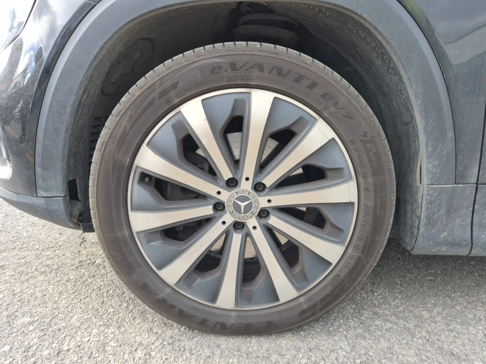 Front driver wheel/tire photo