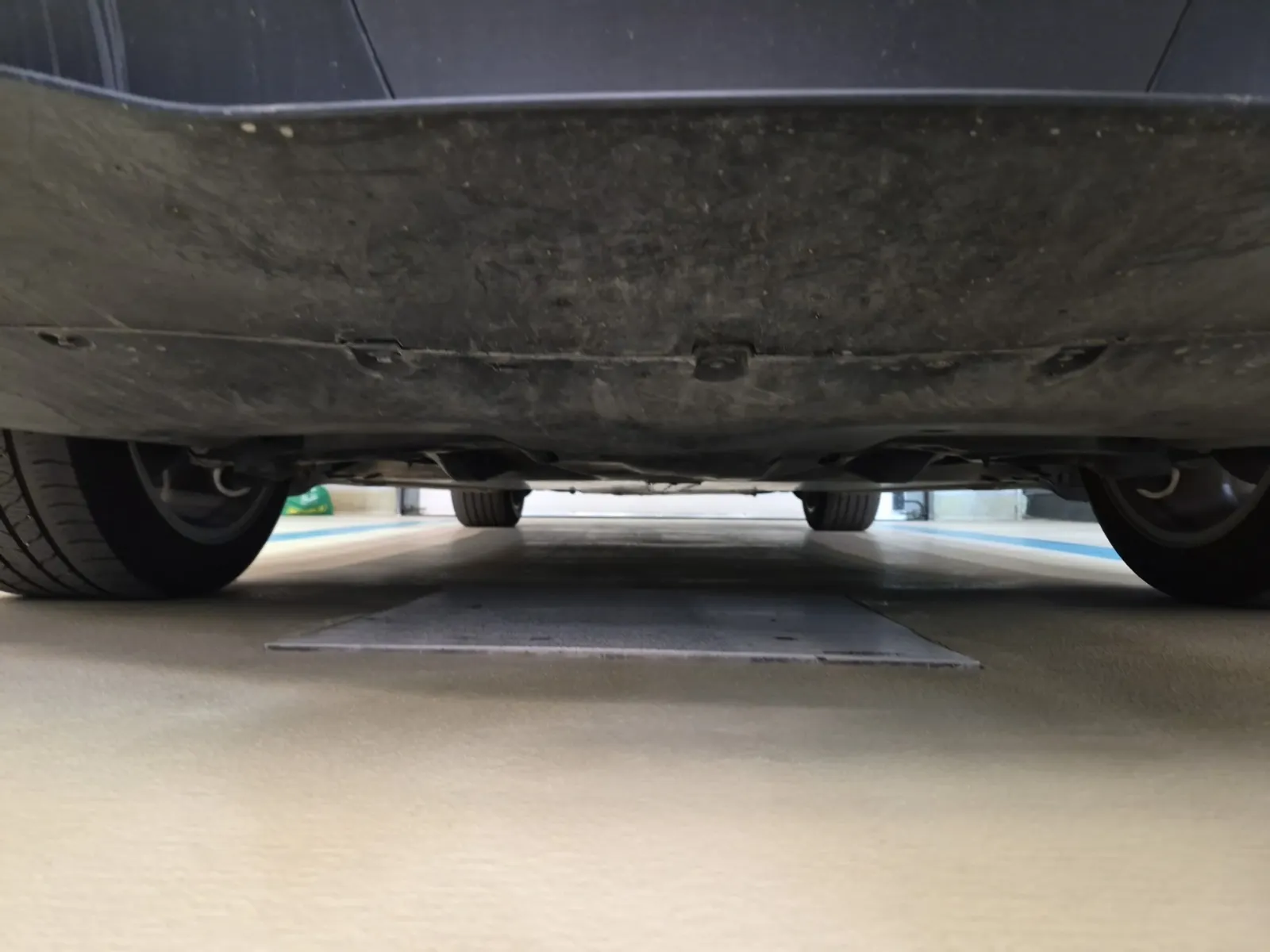 Undercarriage - Rear Photo
