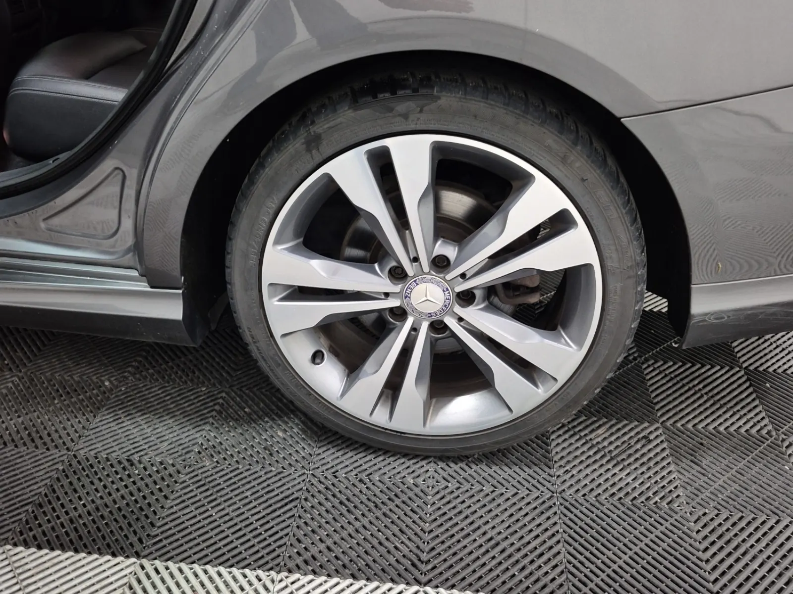 Left Rear Wheel/Tire Photo