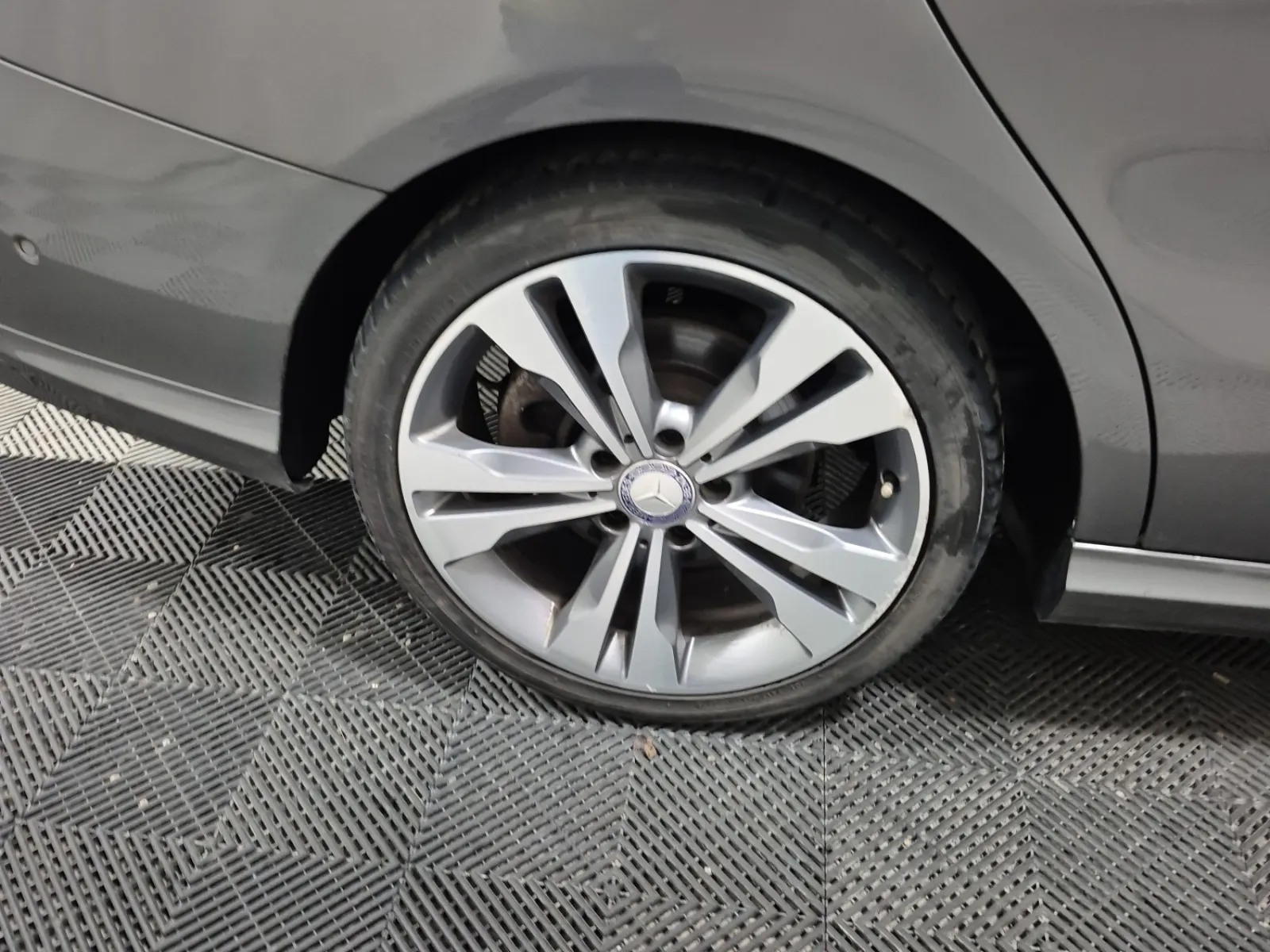 Right Rear Wheel/Tire Photo