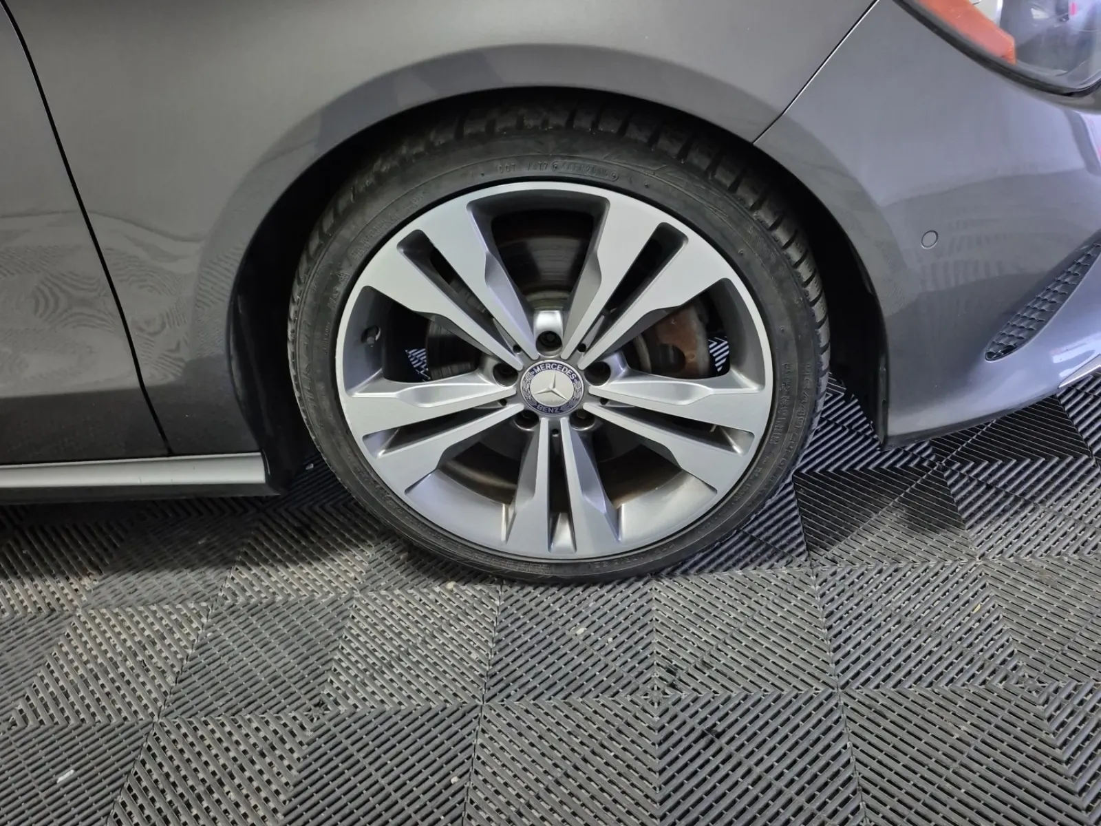 Right Front Wheel/Tire Photo