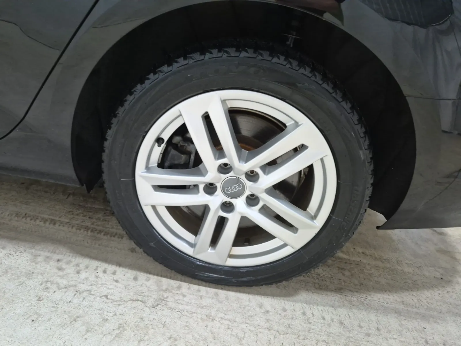Left Rear Wheel/Tire Photo