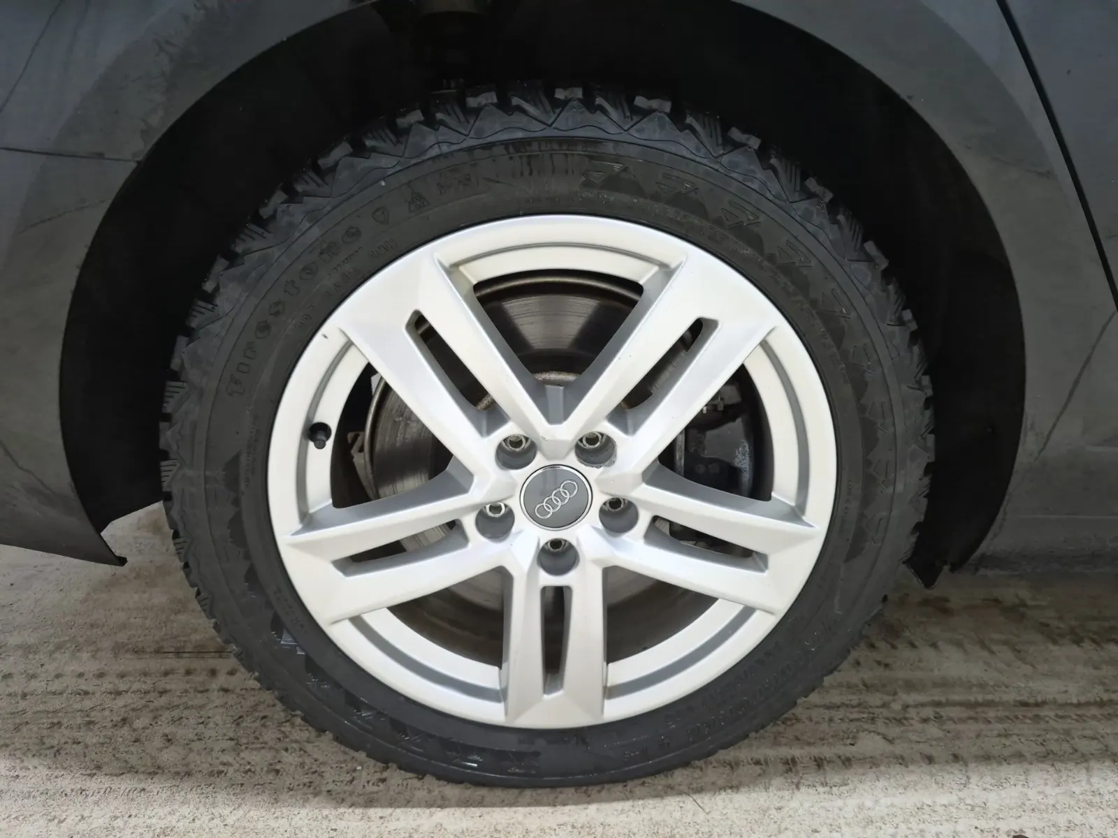Right Rear Wheel/Tire Photo