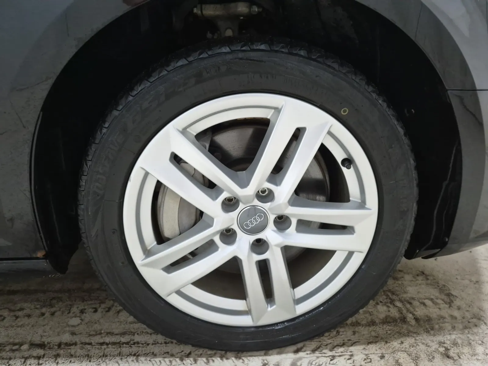 Right Front Wheel/Tire Photo