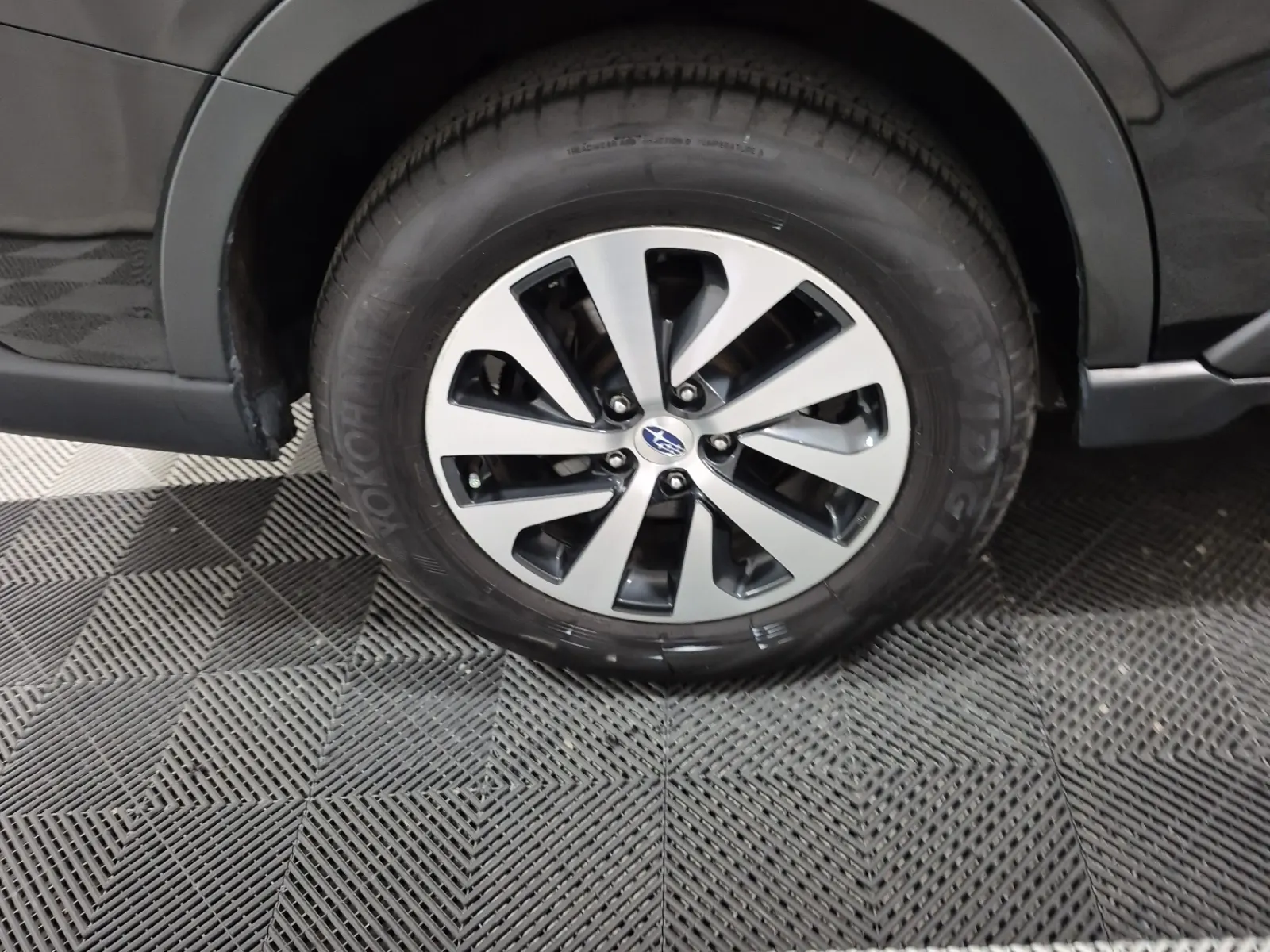 Right Rear Wheel/Tire Photo