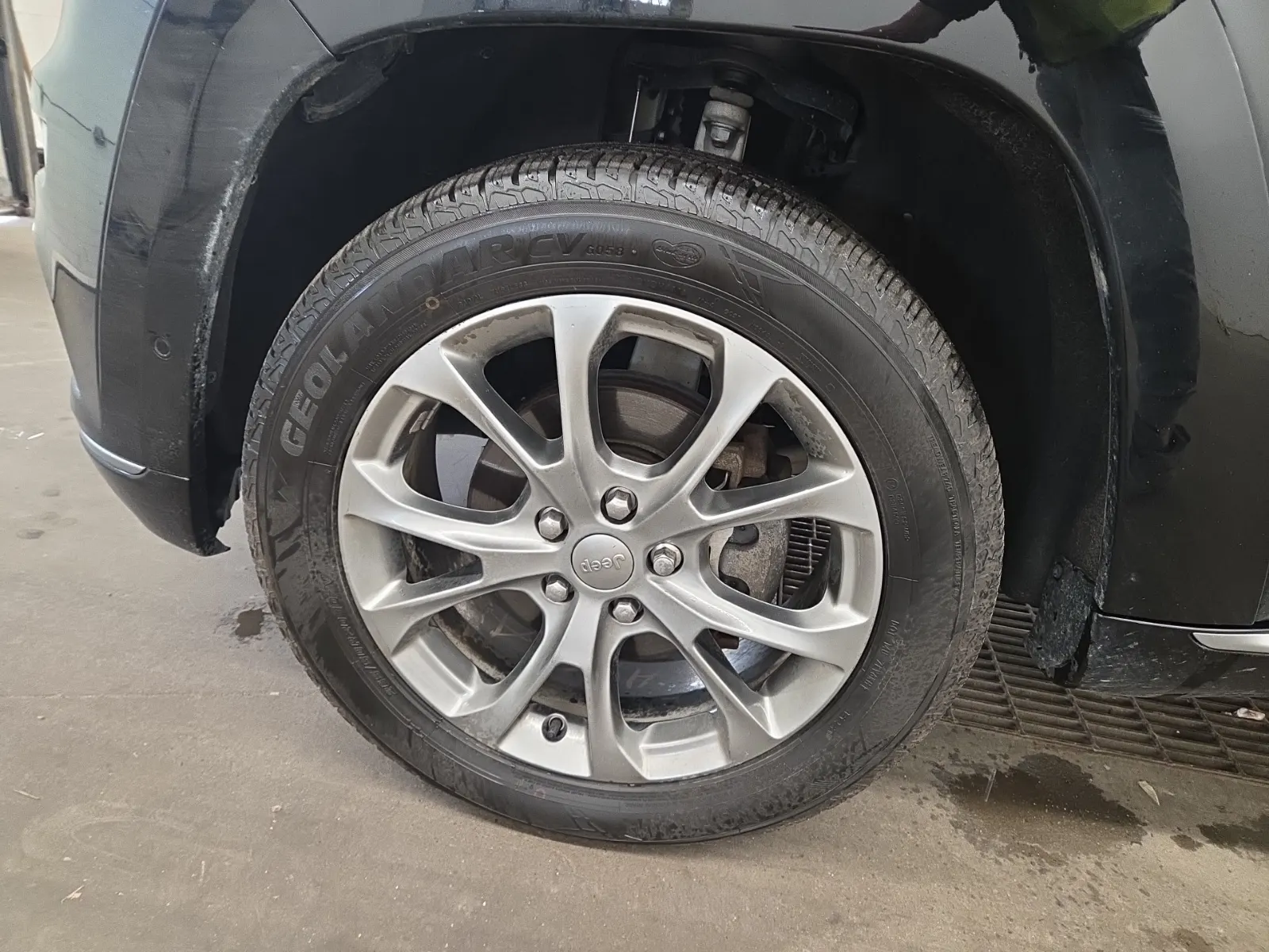 Front driver wheel/tire photo
