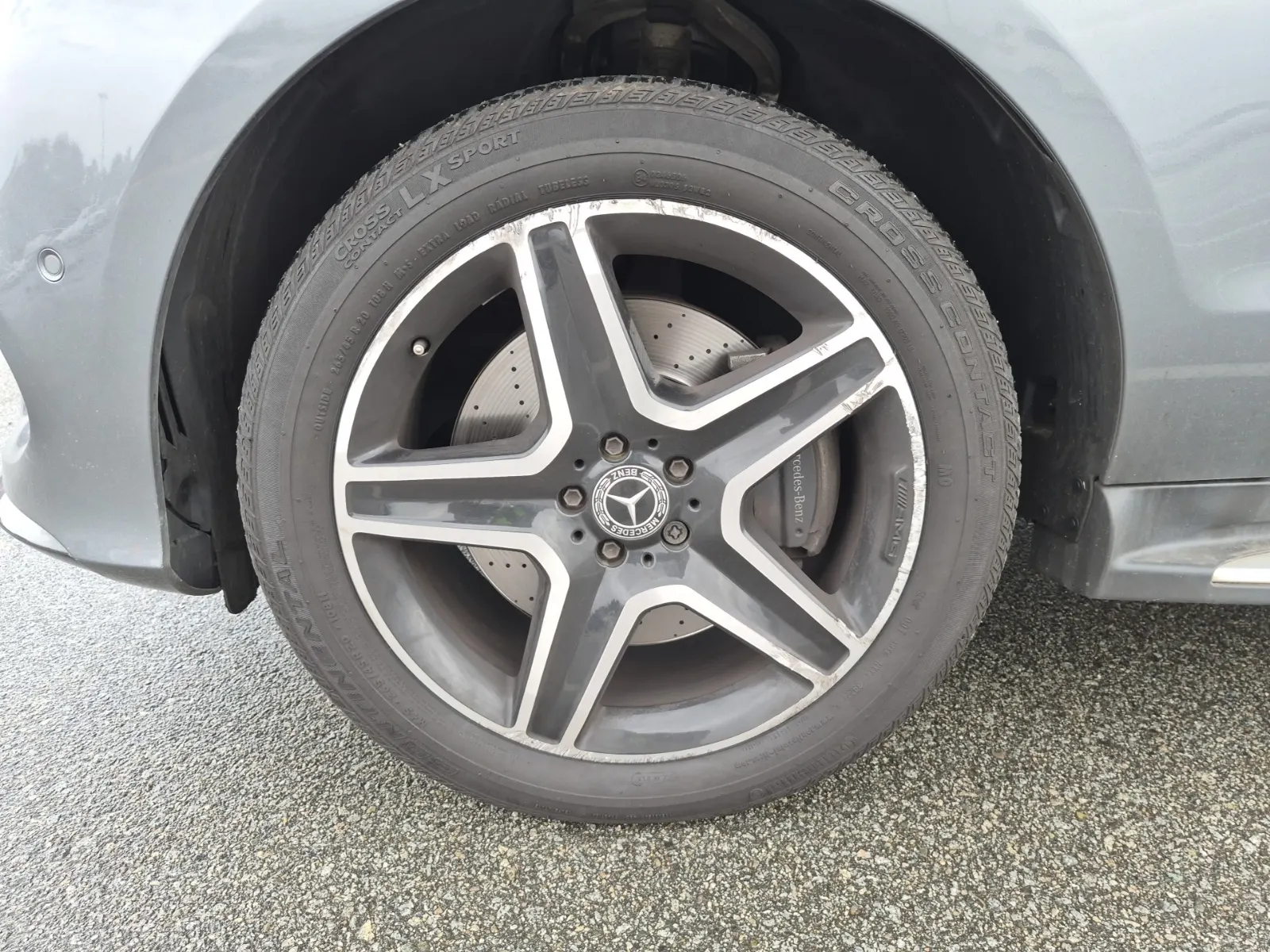 Front driver wheel/tire photo