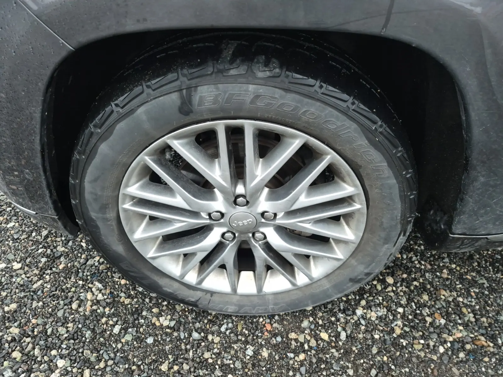 Front driver wheel/tire photo